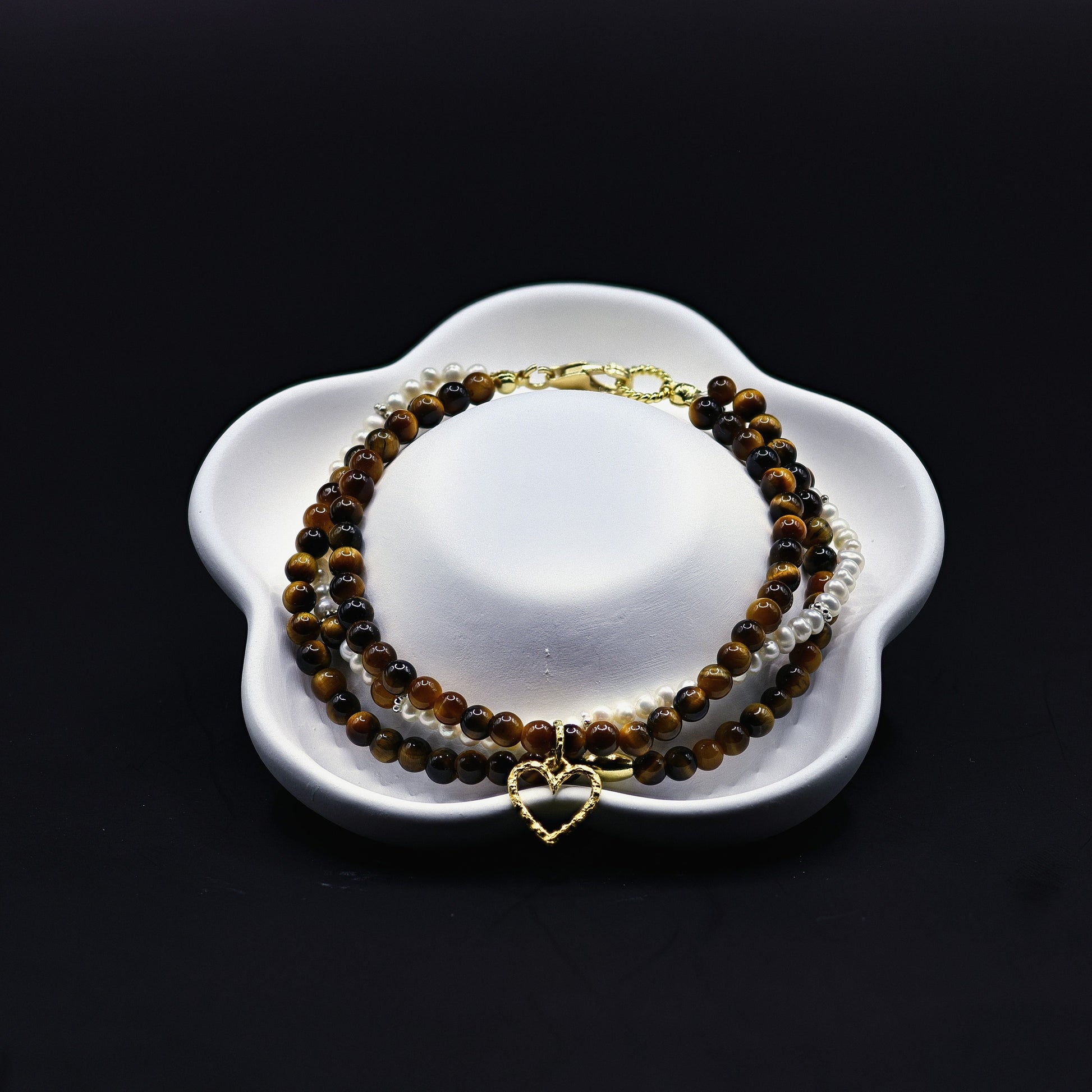 Tigerauge-Dreireih-Armband mit Süsswasserperlen, Herz-Anhänger, silbervergoldet
