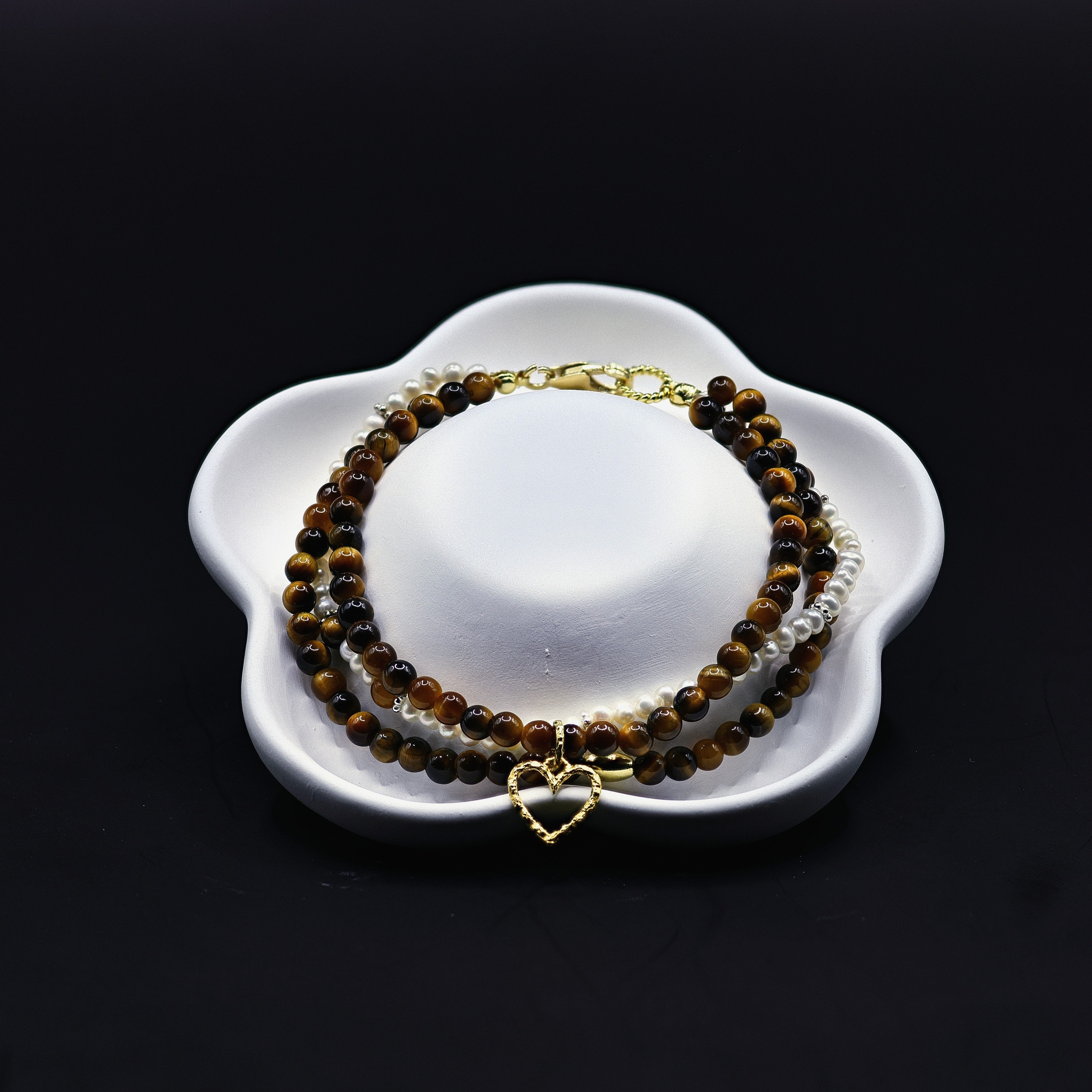 Tigerauge-Dreireih-Armband mit Süsswasserperlen, Herz-Anhänger, silbervergoldet