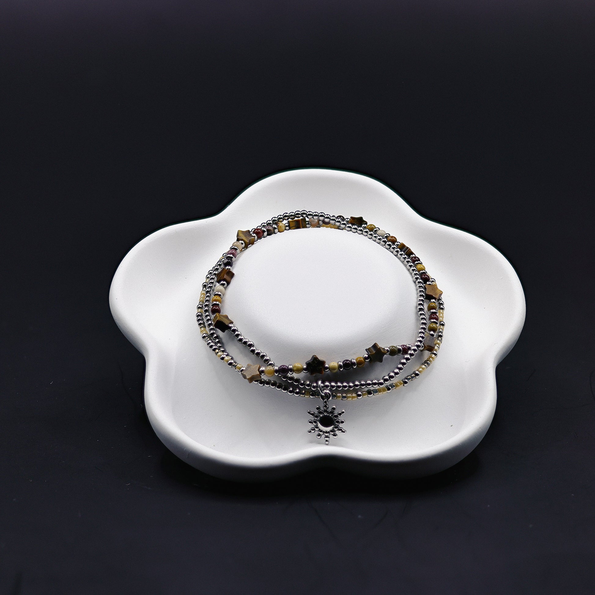 Tigerauge-Armband dreireihig mit Edelstahl-Kugeln und Stern-Charm