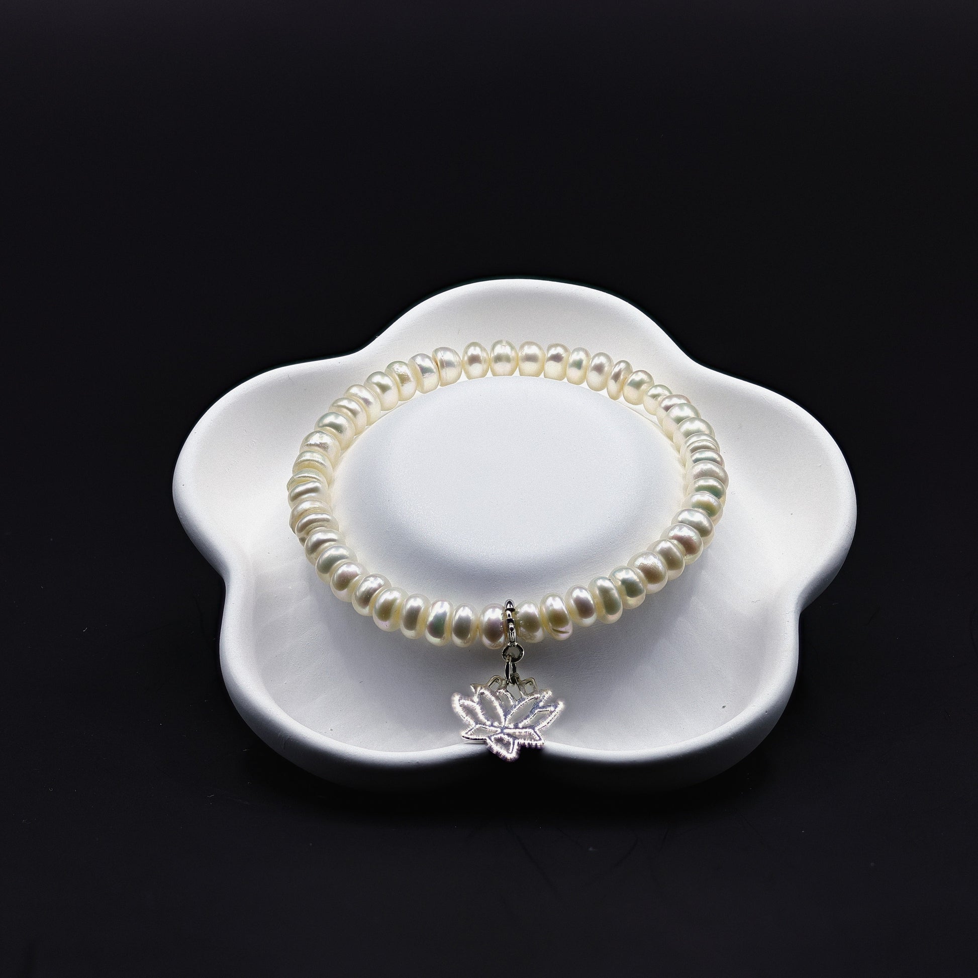 Süsswasserperlen-Armband mit Lotusblüte aus 925 Sterling Silber, Potato-Form
