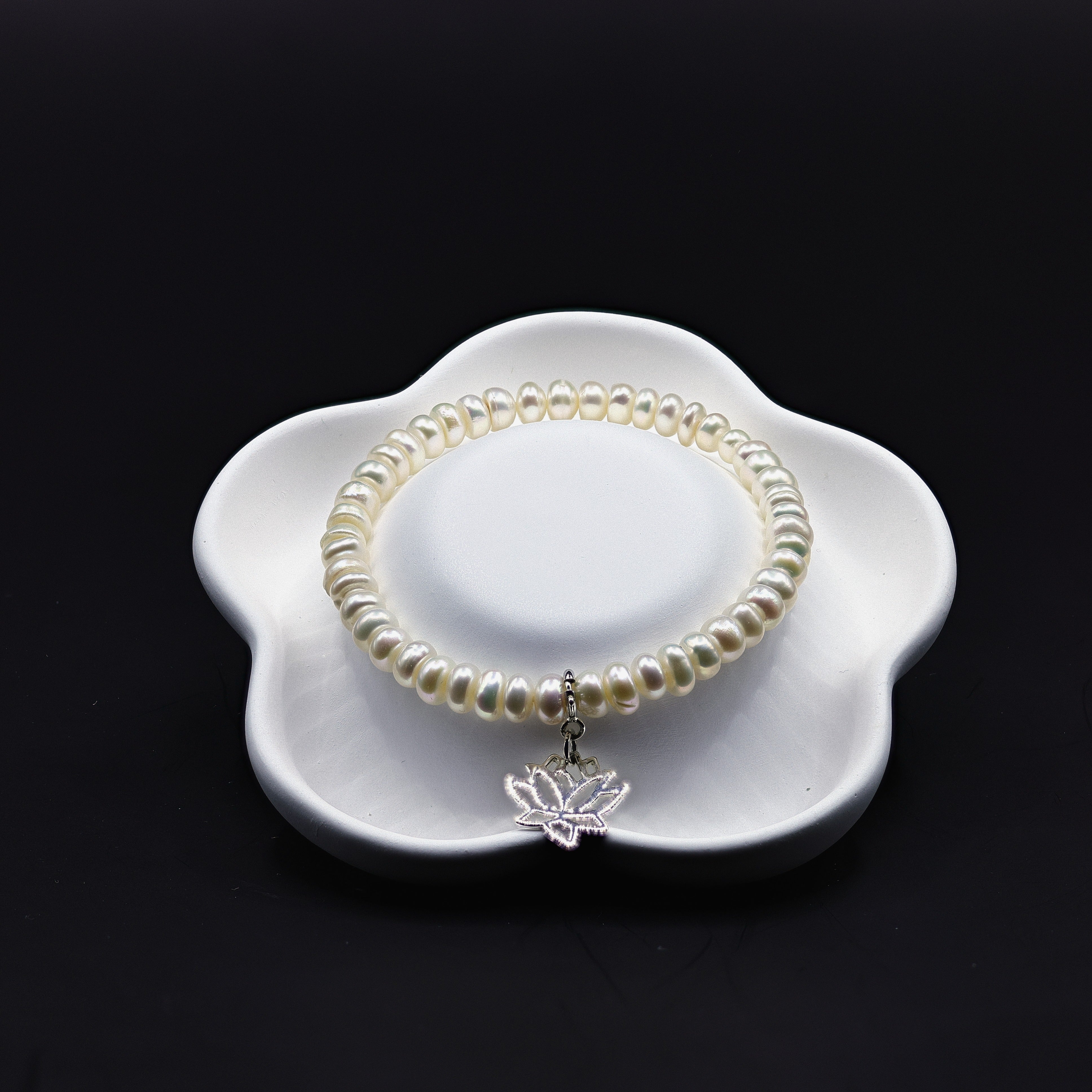 Süsswasserperlen-Armband mit Lotusblüte aus 925 Sterling Silber, Potato-Form
