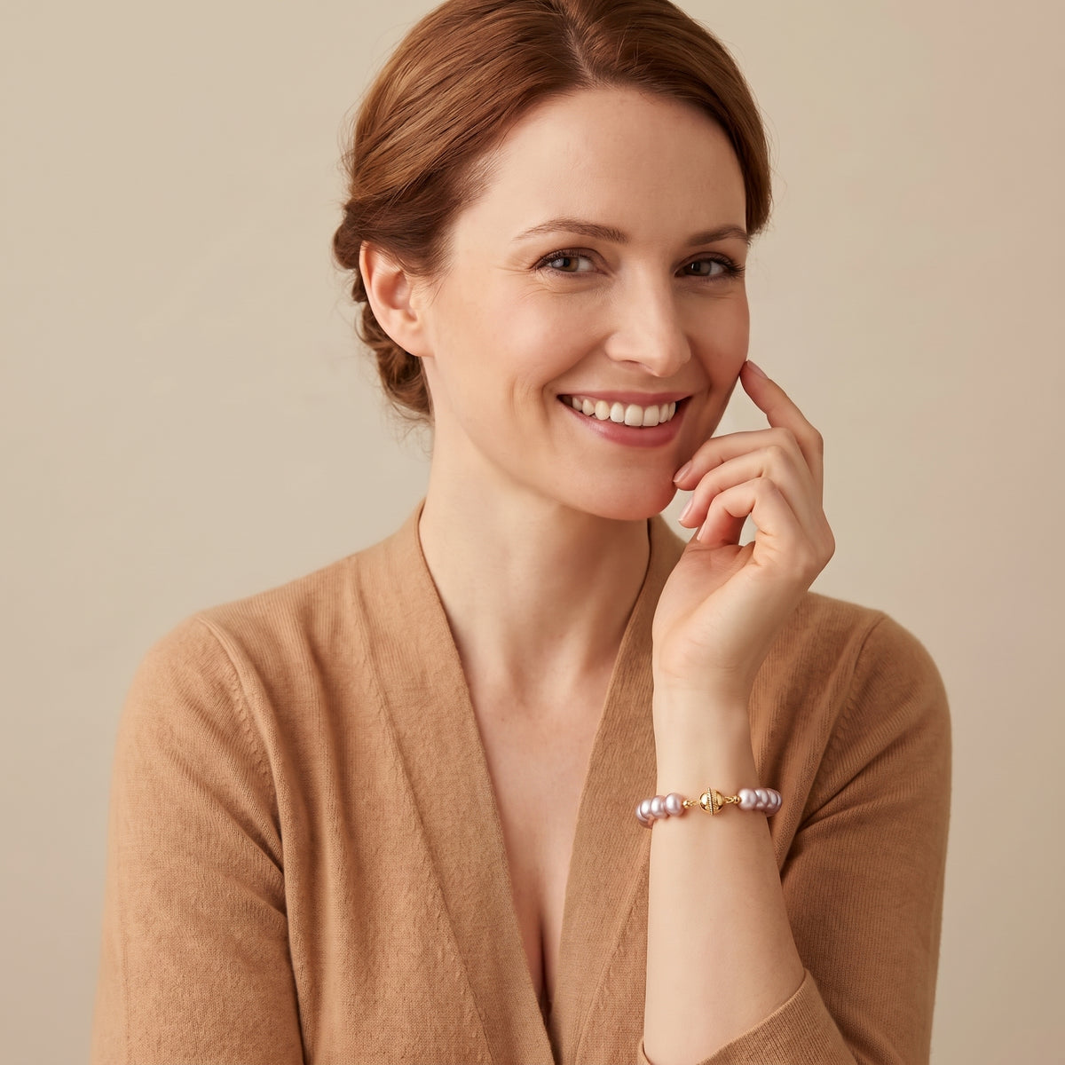 Frau traegt Suesswasserperlen-Armband in Rose-Lavendel mit Magnetverschluss