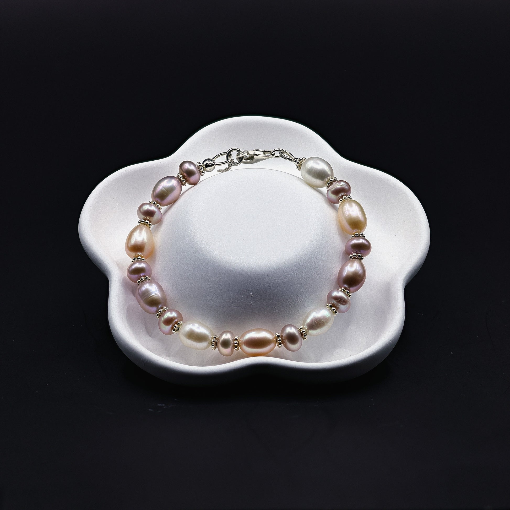 Süsswasserperlen-Armband mit weissen, rosé, lachs- und lavendelfarbenen Perlen, 925 Silber