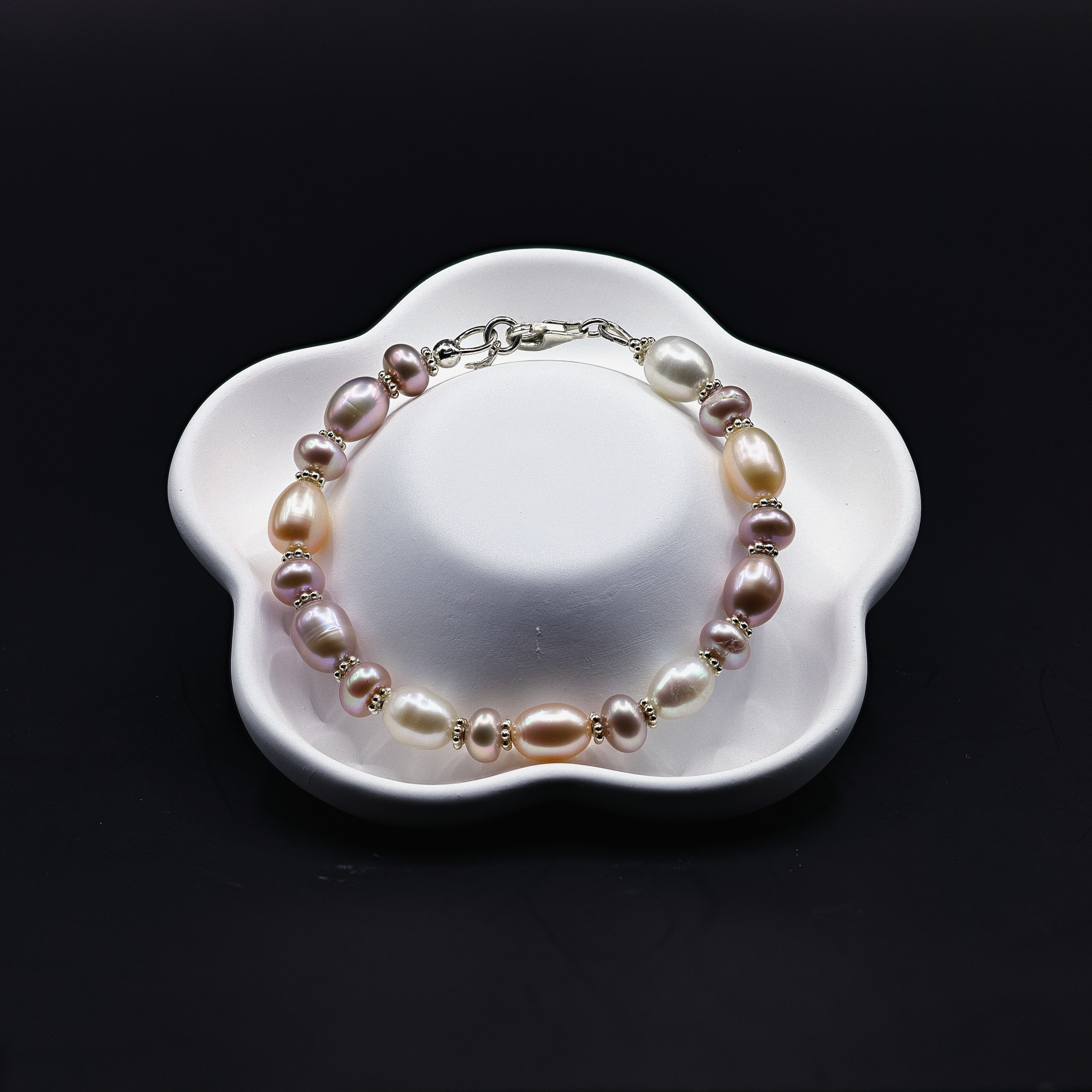 Süsswasserperlen-Armband mit weissen, rosé, lachs- und lavendelfarbenen Perlen, 925 Silber
