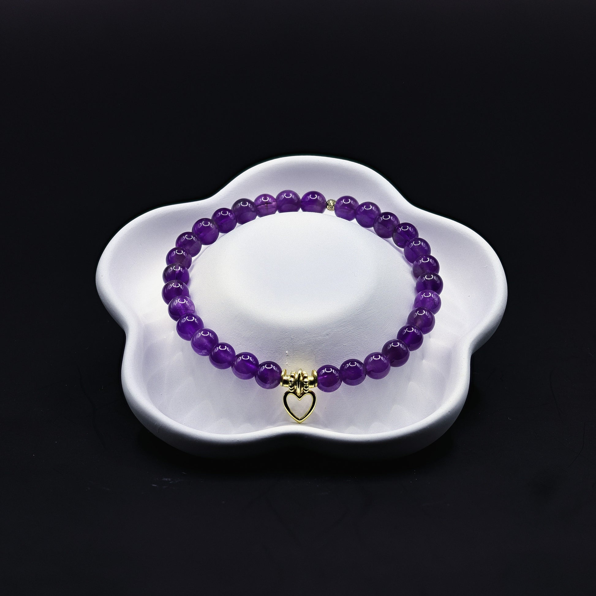 Amethyst-Armband mit goldenem Herz-Anhänger auf elastischem Band, violette Kugeln