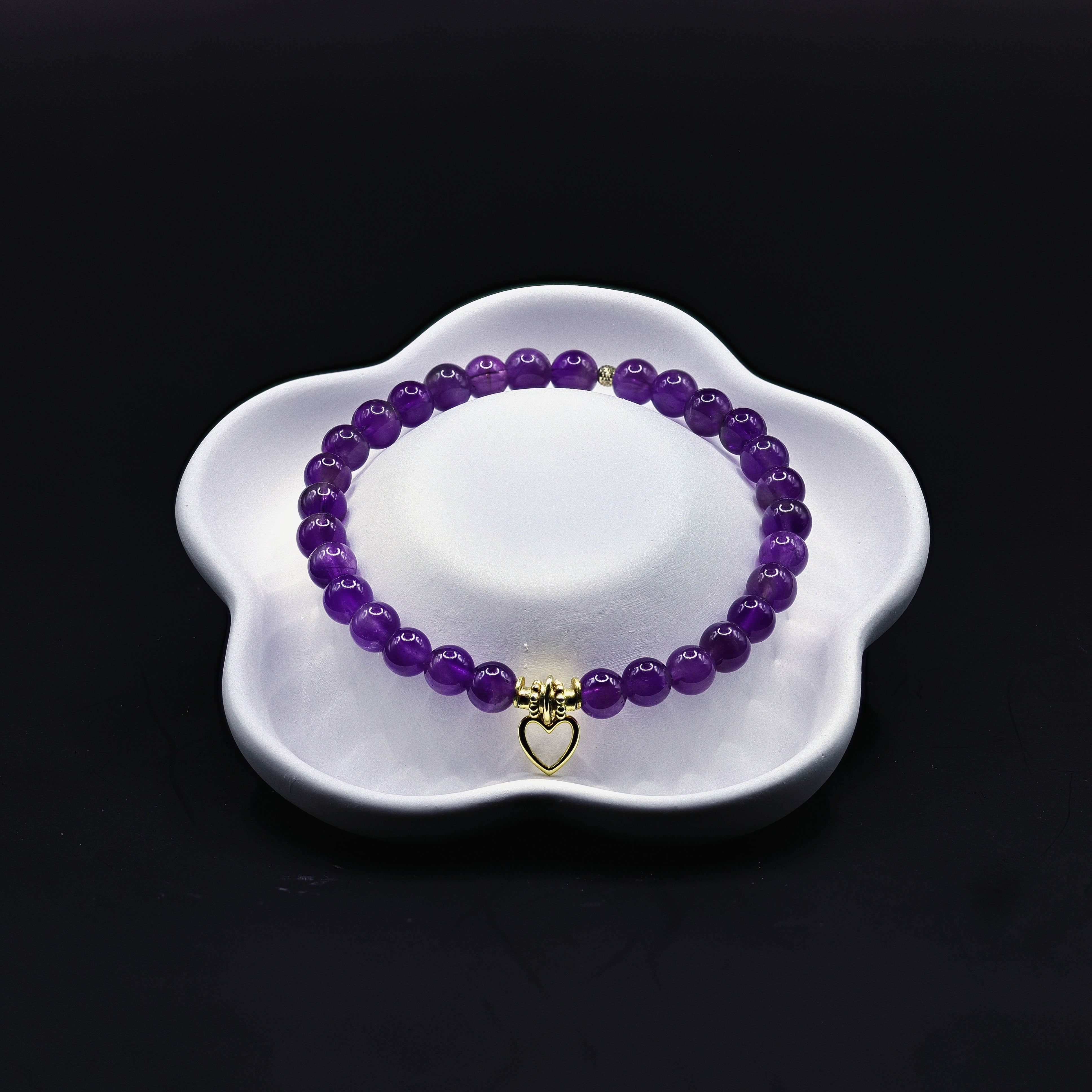 Amethyst-Armband mit goldenem Herz-Anhänger auf elastischem Band, violette Kugeln