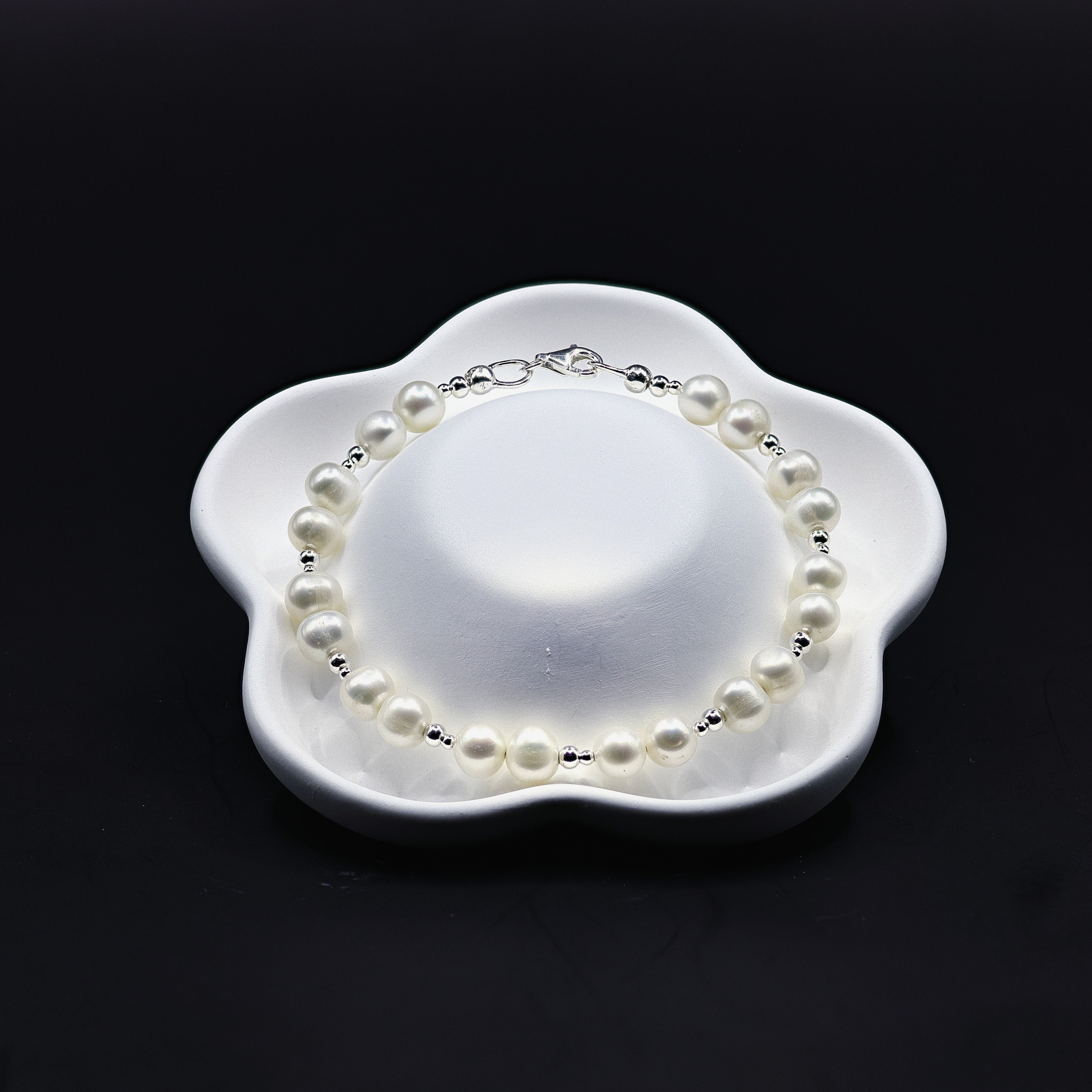 Süsswasserperlen-Armband mit Button-Perlen, weiss, und Silberkugeln aus 925 Sterling Silber