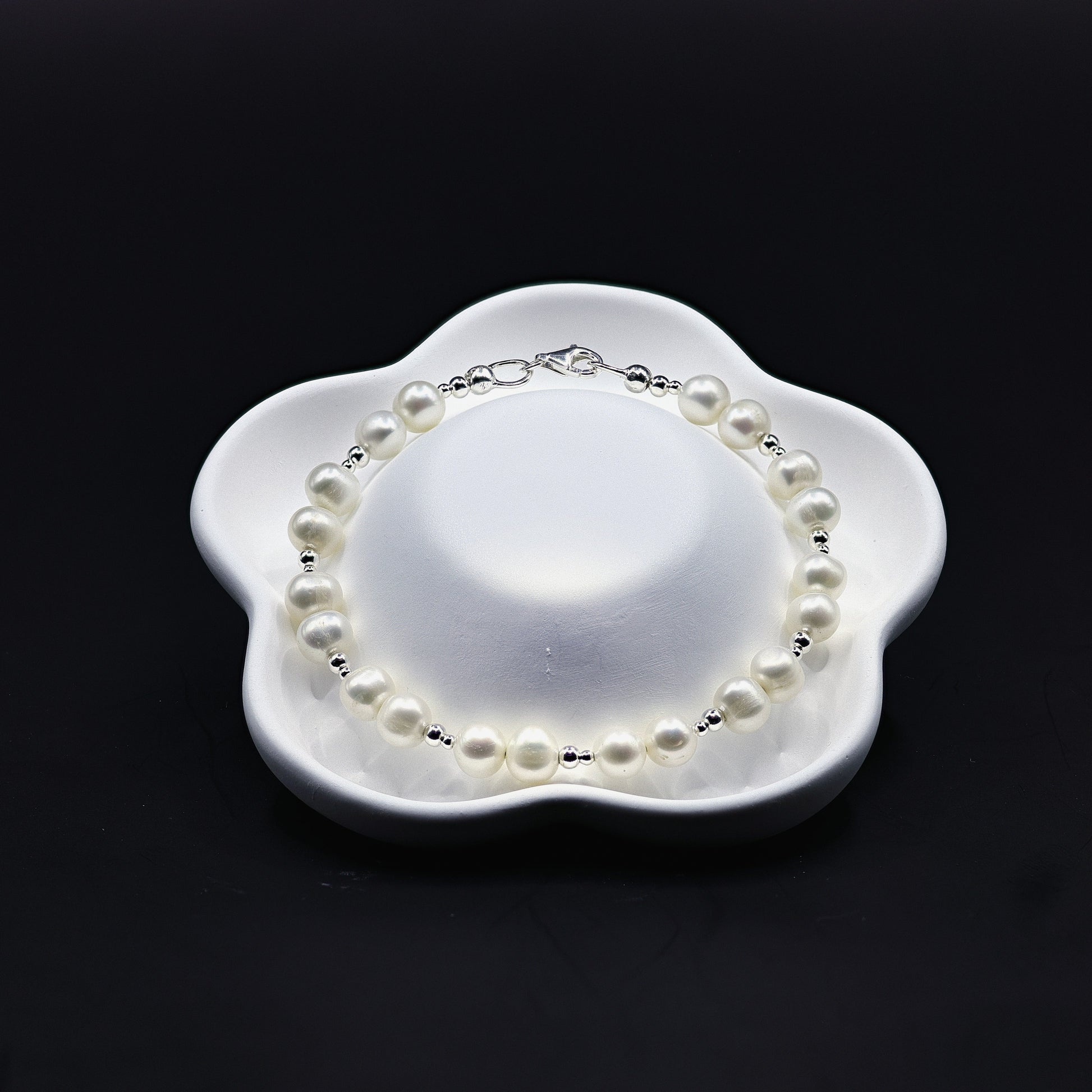 Süsswasserperlen-Armband mit Button-Perlen, weiss, und Silberkugeln aus 925 Sterling Silber