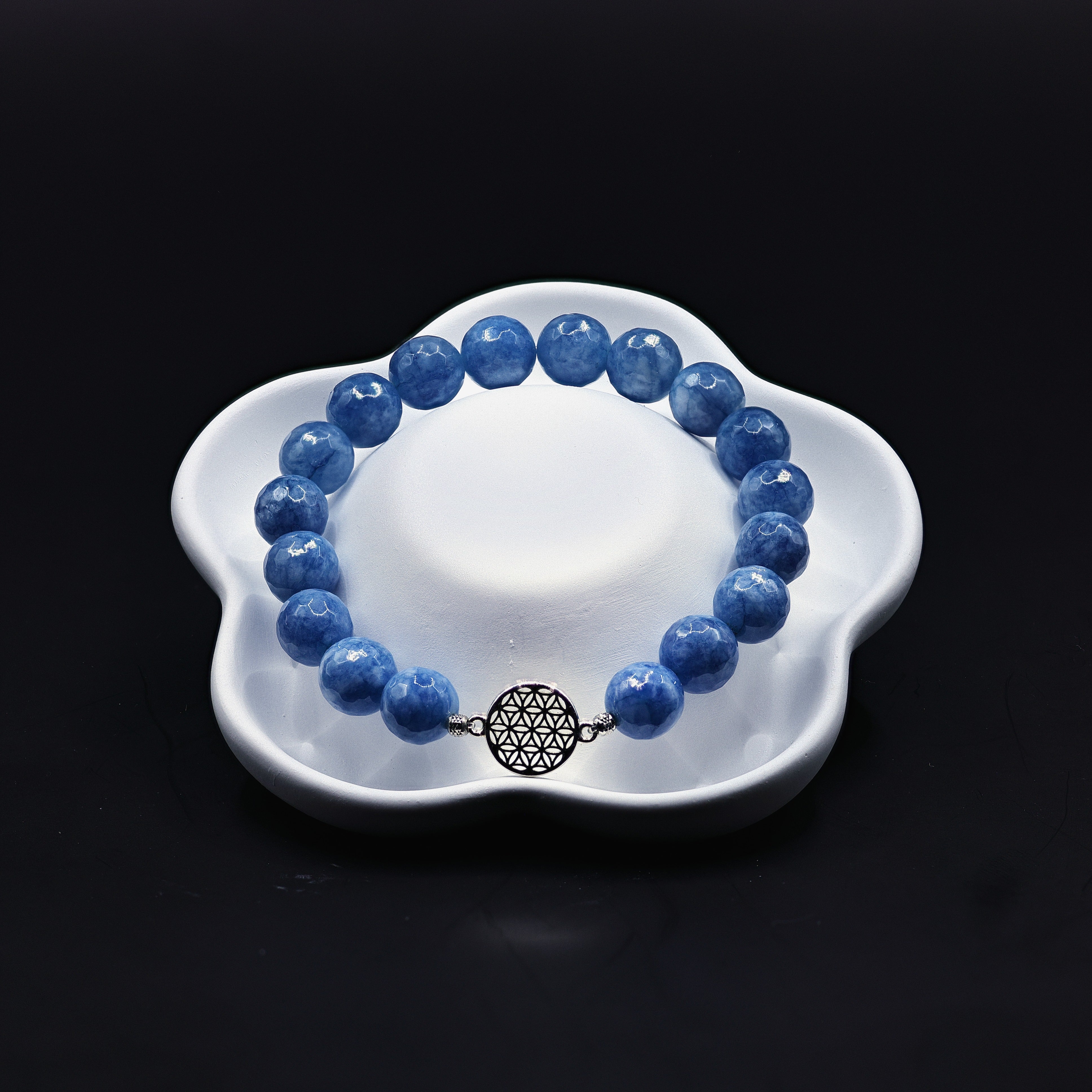 Aquamarin-Armband mit facettierten blauen Kugeln und silberner Blume-des-Lebens-Schliesse