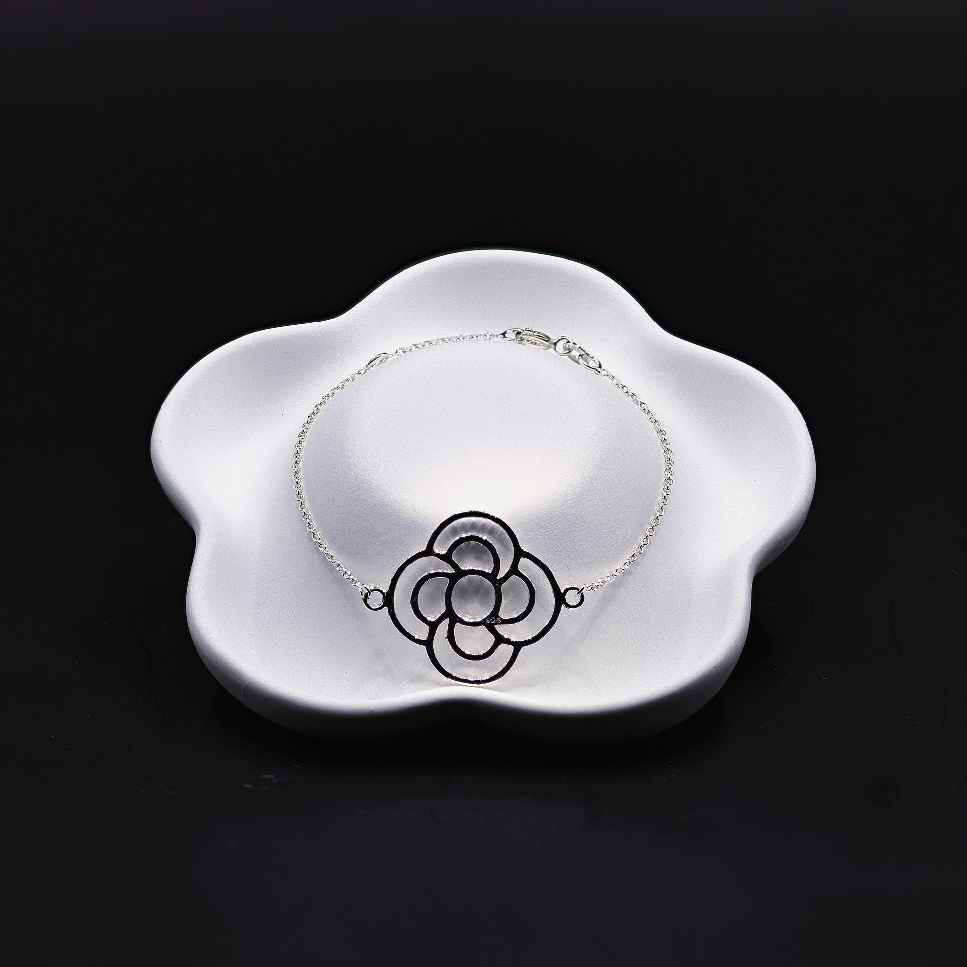 Silber-Armband mit filigran durchbrochenem Blütendesign und gekörnerter Kontur