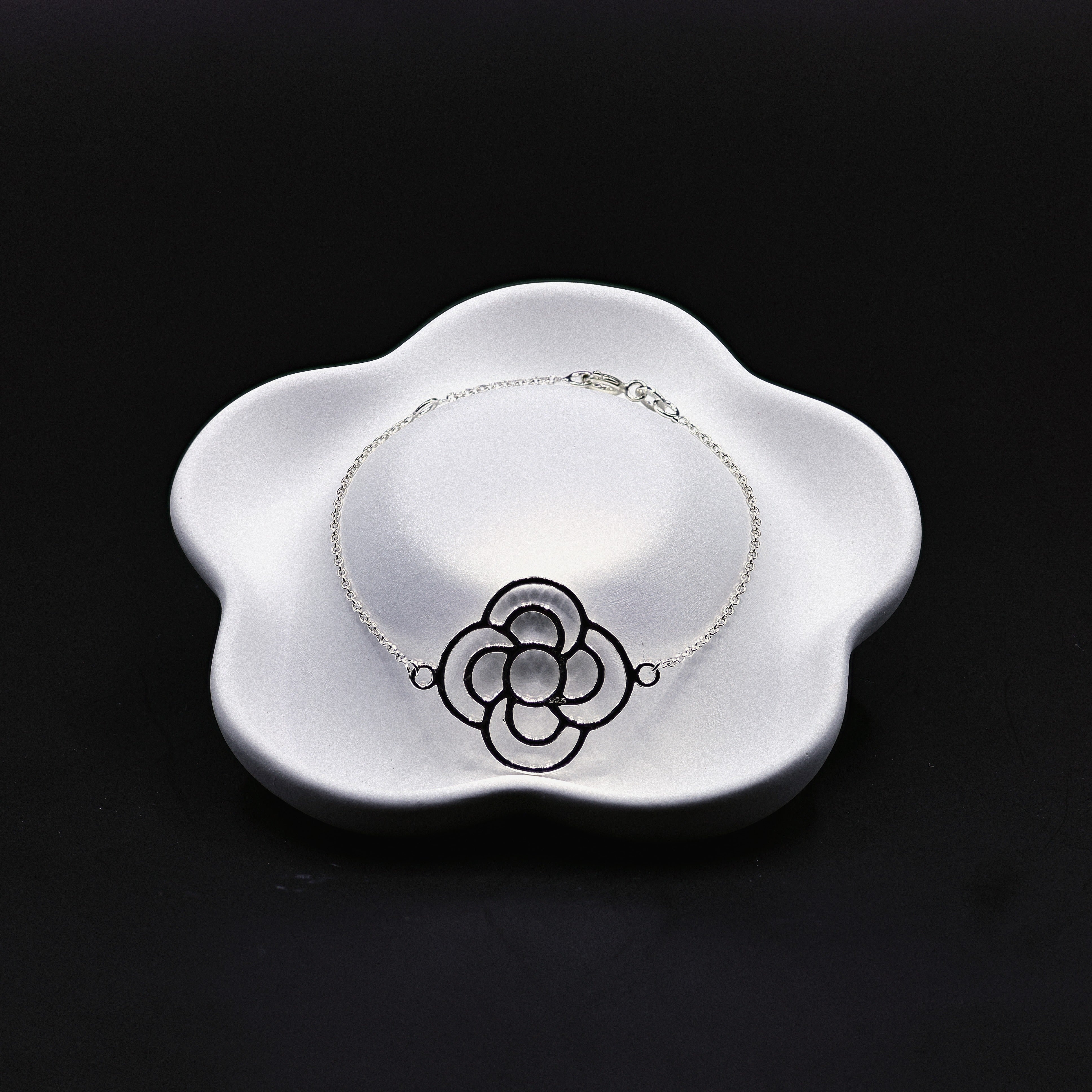 Silber-Armband mit filigran durchbrochenem Blütendesign und gekörnerter Kontur