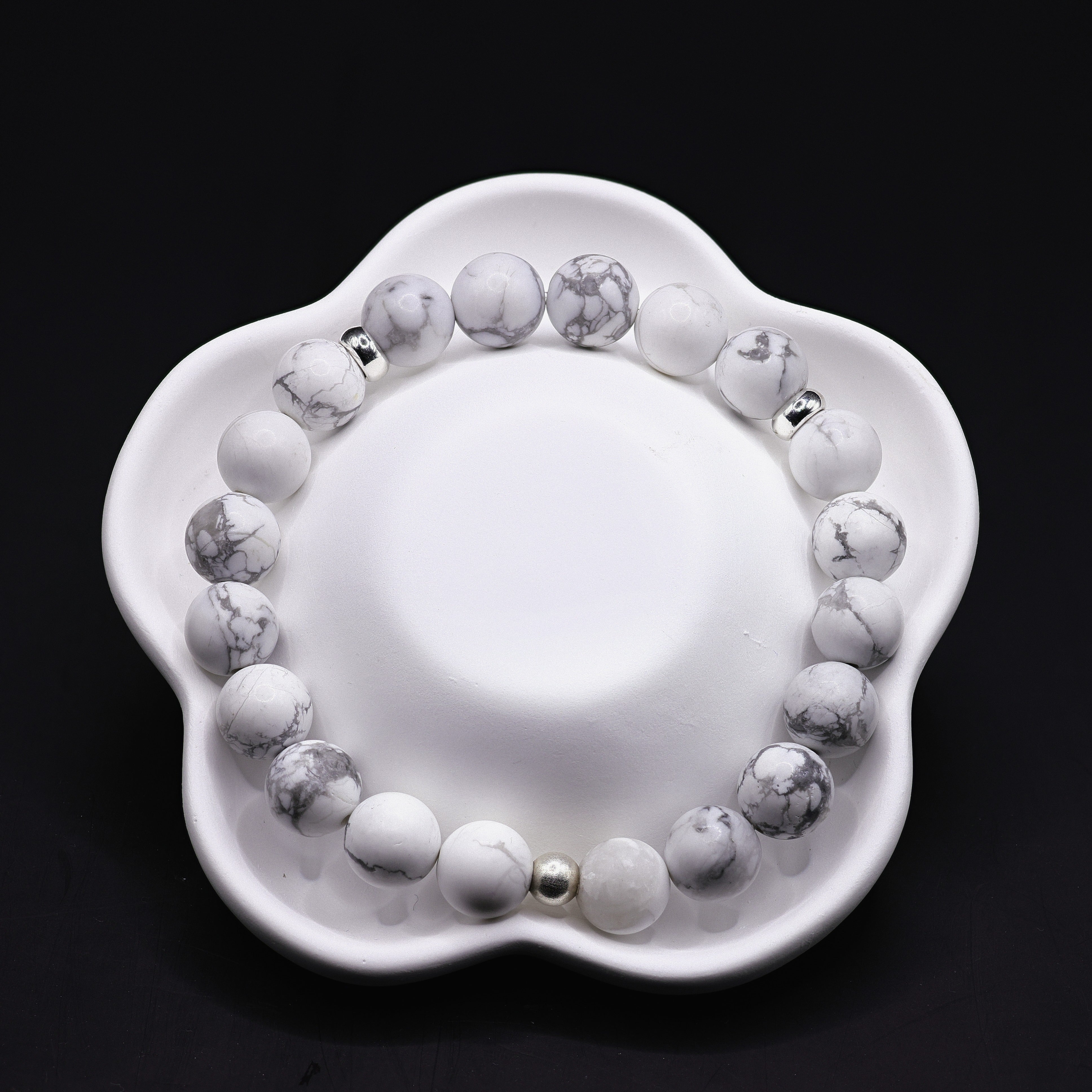 Magnesit-Armband mit weiss-grauen 11mm-Kugeln, 925 Sterling Silber, elastisch