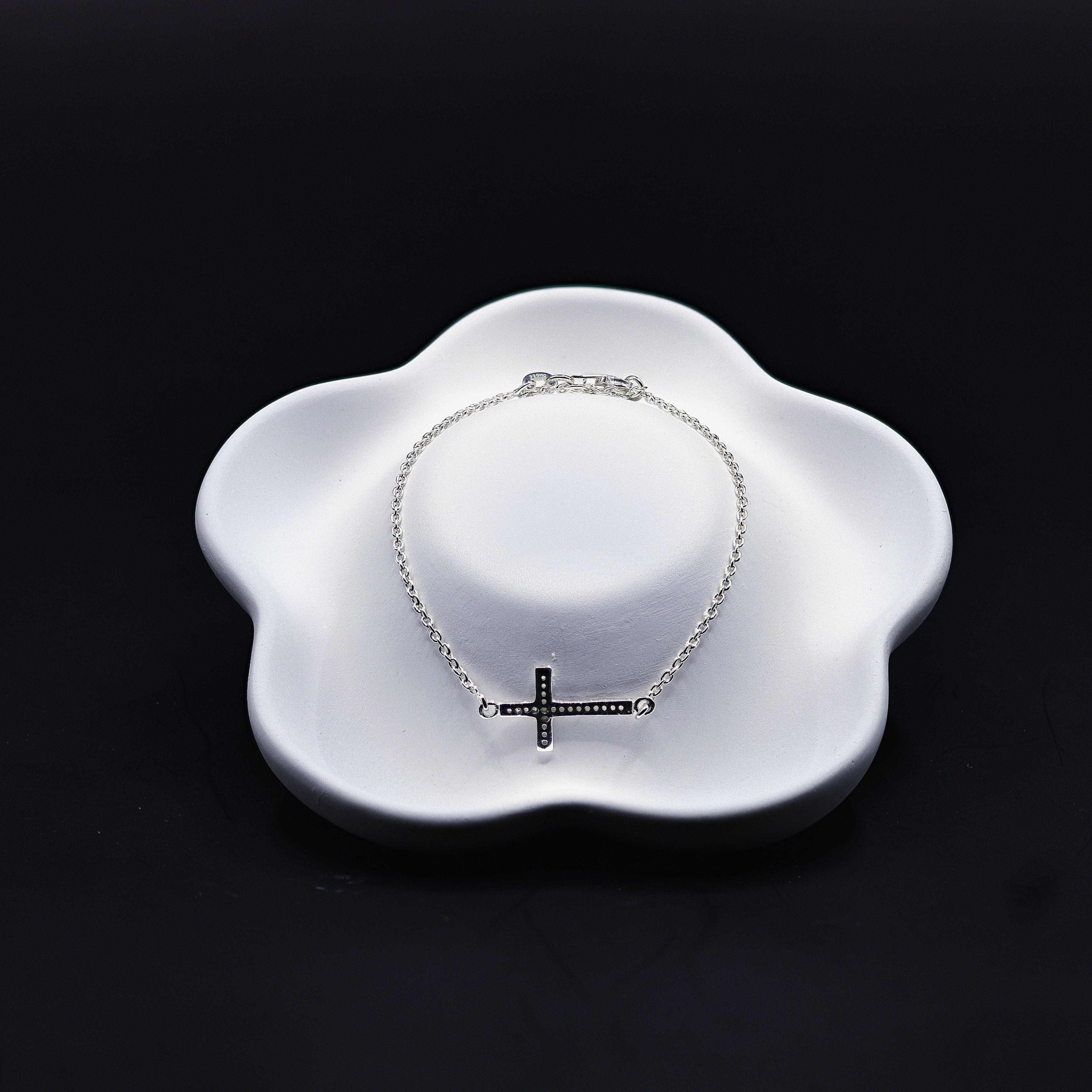 Armkettchen mit Kreuz aus 925 Sterling Silber und funkelnden Zirkonia-Steinen