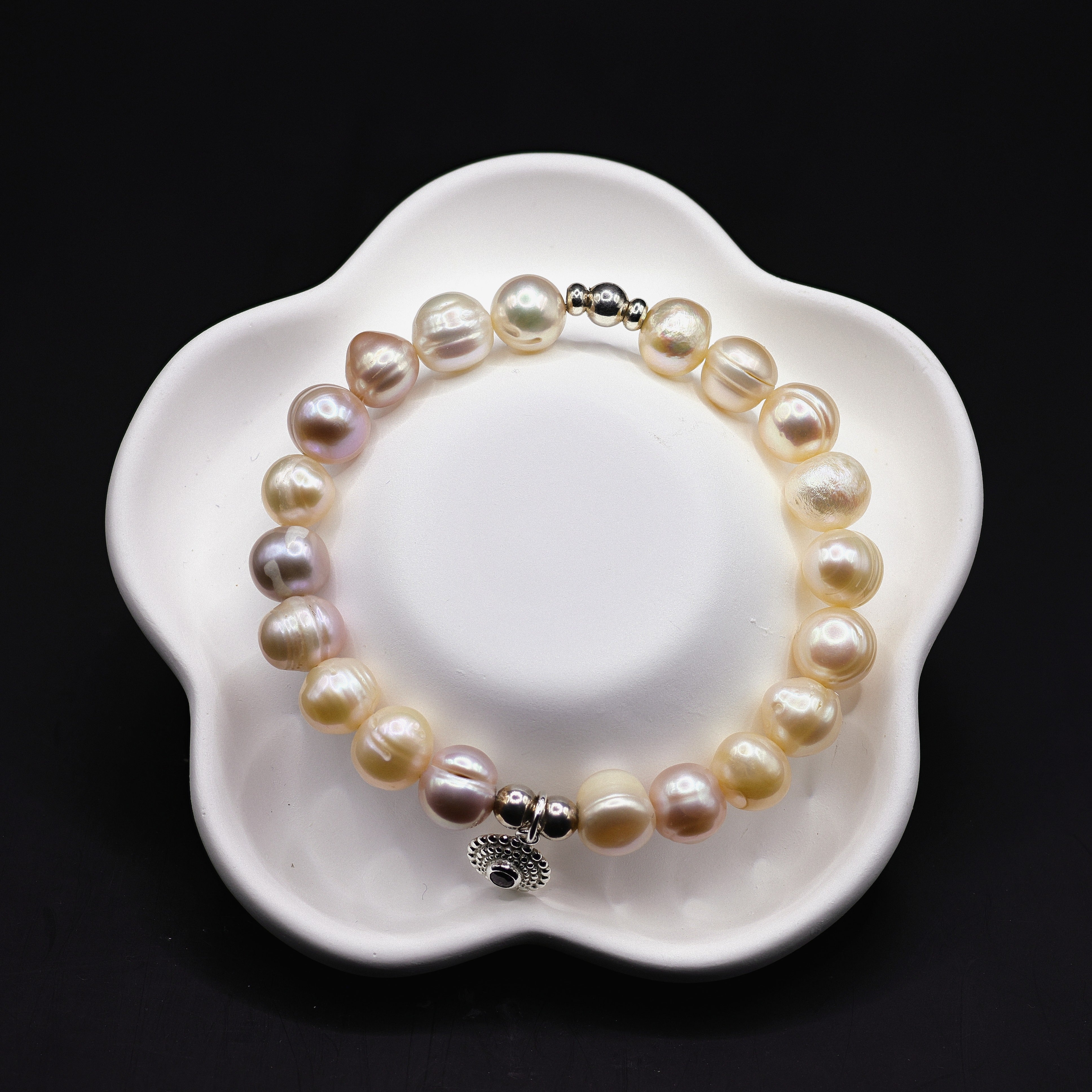 Suesswasserperlen-Armband 8mm in Creme, Apricot und Rosé mit Amethyst-Charm aus 925er Silber