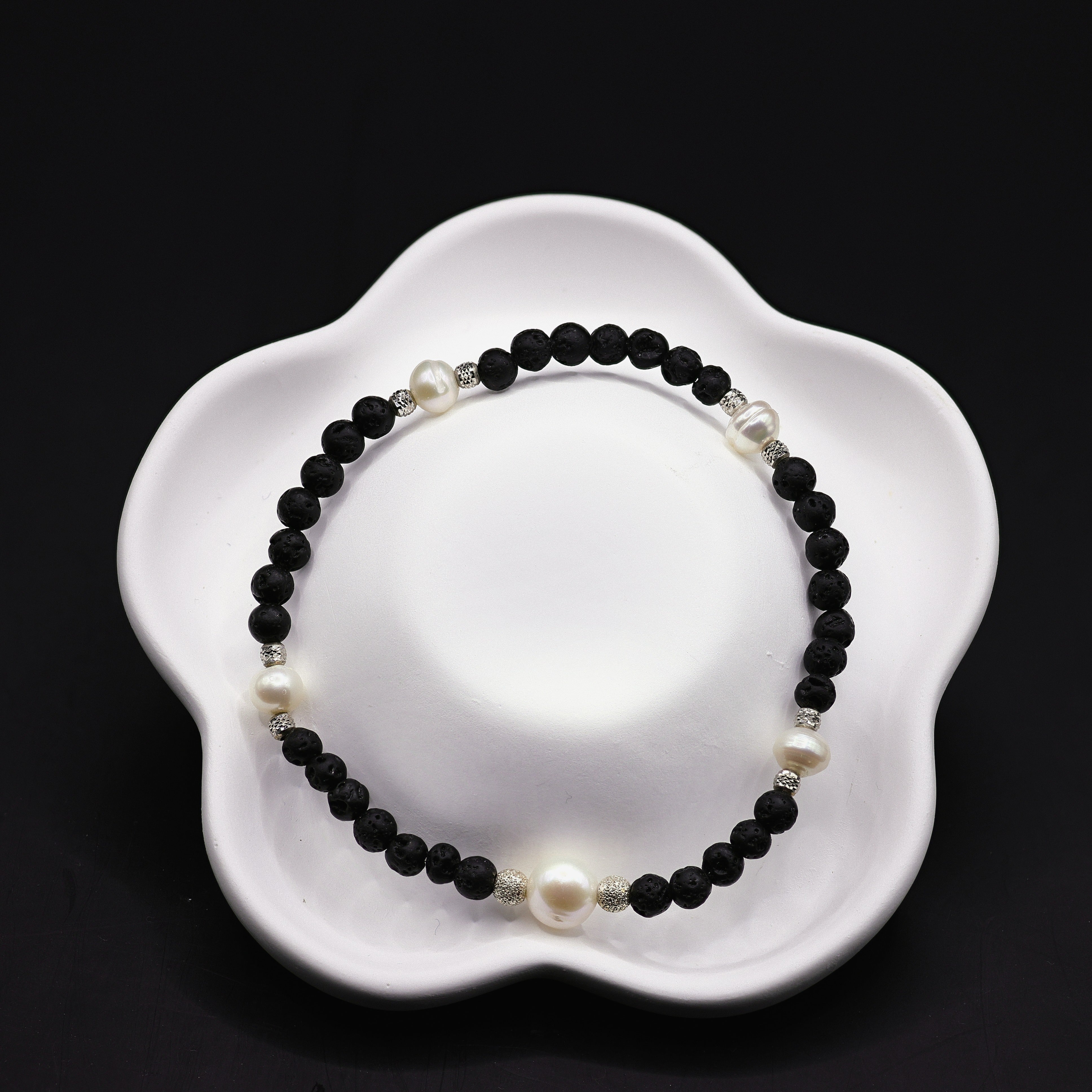 Lavastein-Armband mit Suessswasserperlen und 925er Silber-Verschluss, elastisch