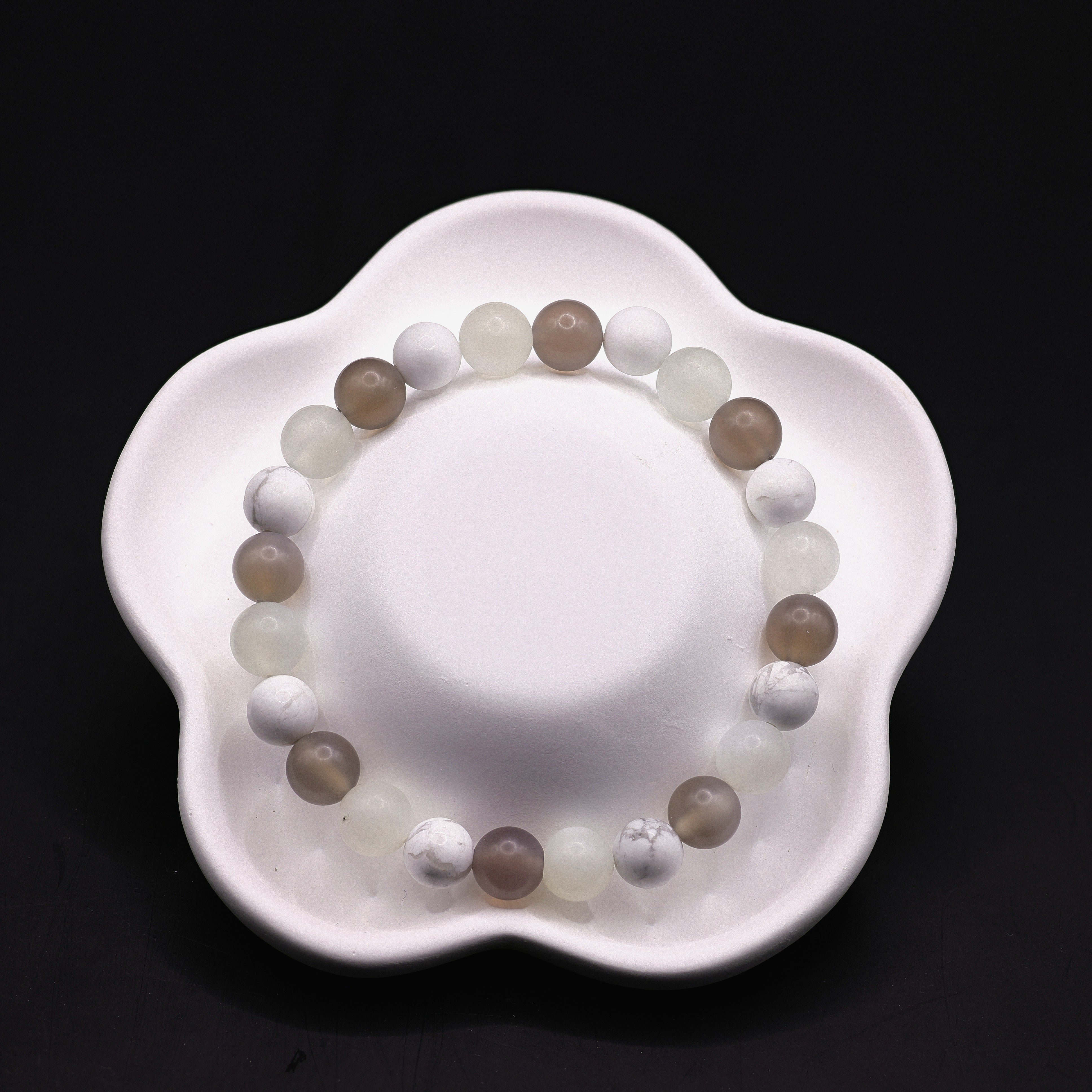 Elastisches Armband mit 8mm Achat und Magnesit Kugeln in Matt, Creme und Grau