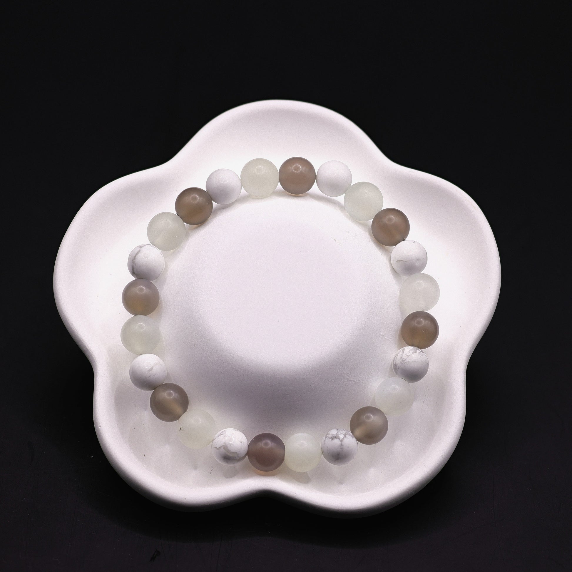 Elastisches Armband mit 8mm Achat und Magnesit Kugeln in Matt, Creme und Grau