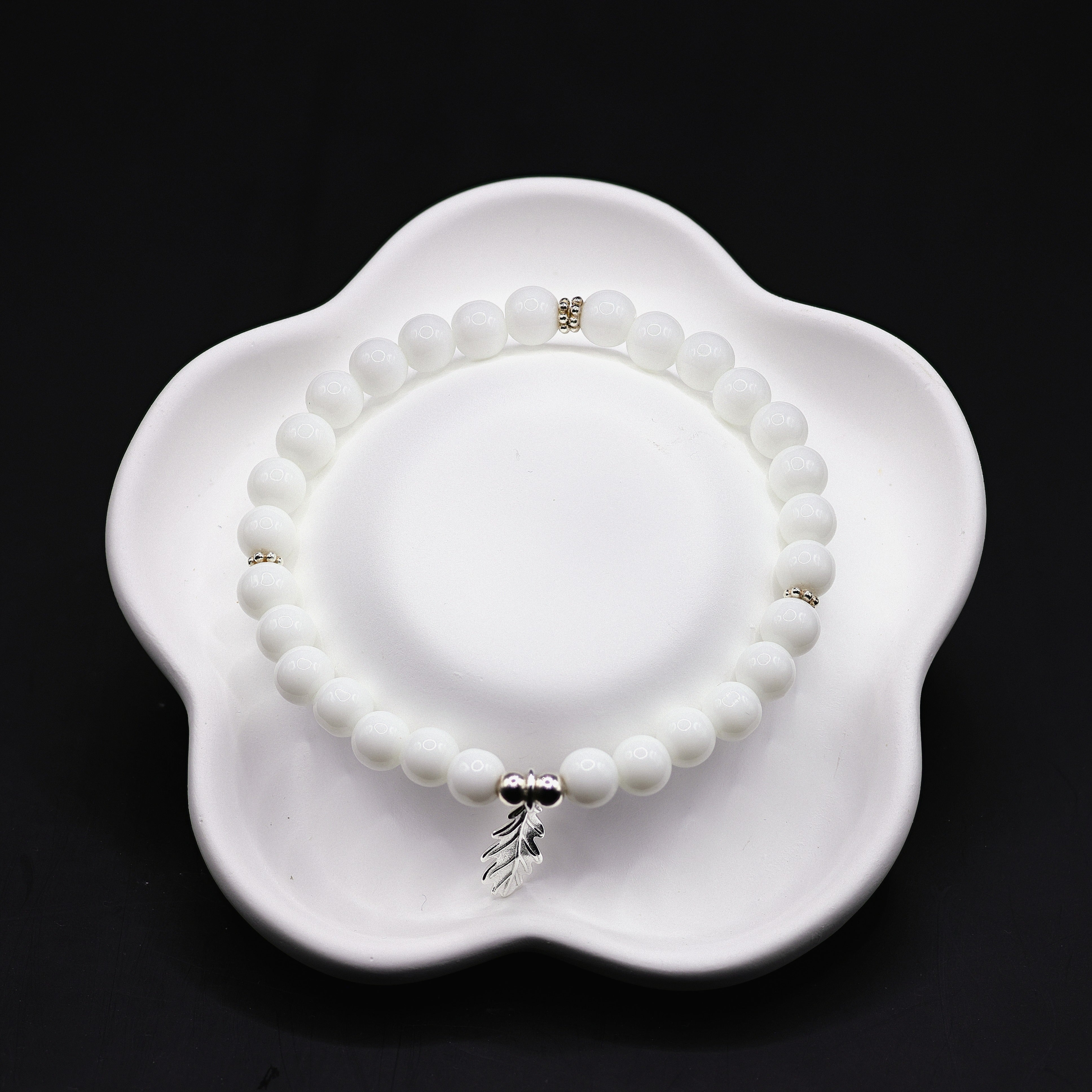 Achat-Armband weiss mit vergoldeten Spacern und Eichenblatt-Charm aus 925 Sterling Silber