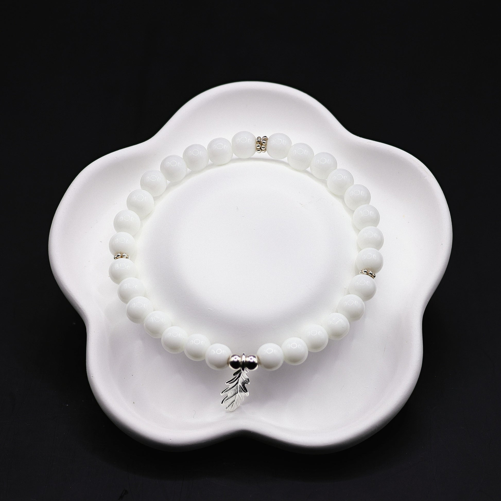 Achat-Armband weiss mit vergoldeten Spacern und Eichenblatt-Charm aus 925 Sterling Silber