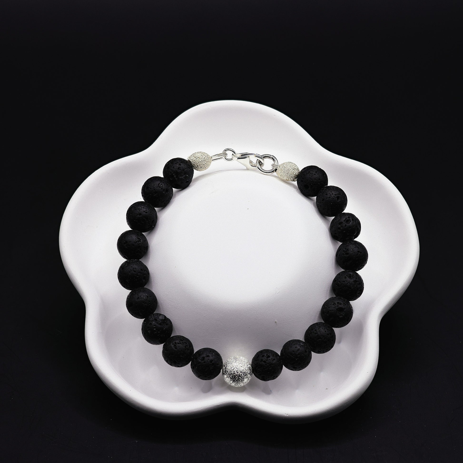 Lavastein-Armband mit silbernen Stardust-Akzenten, 925 Sterling Silber, schwarze Perlen