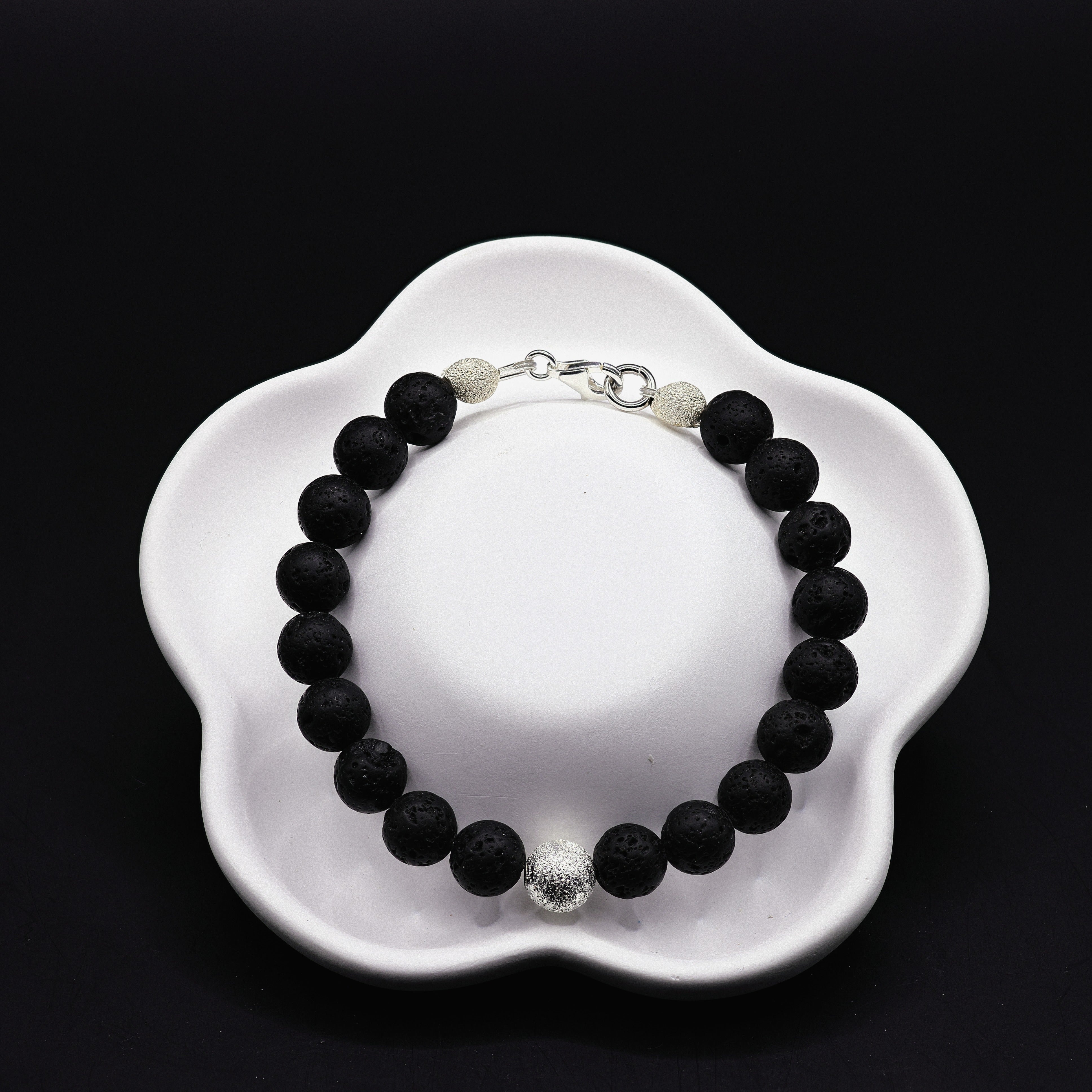 Lavastein-Armband mit silbernen Stardust-Akzenten, 925 Sterling Silber, schwarze Perlen