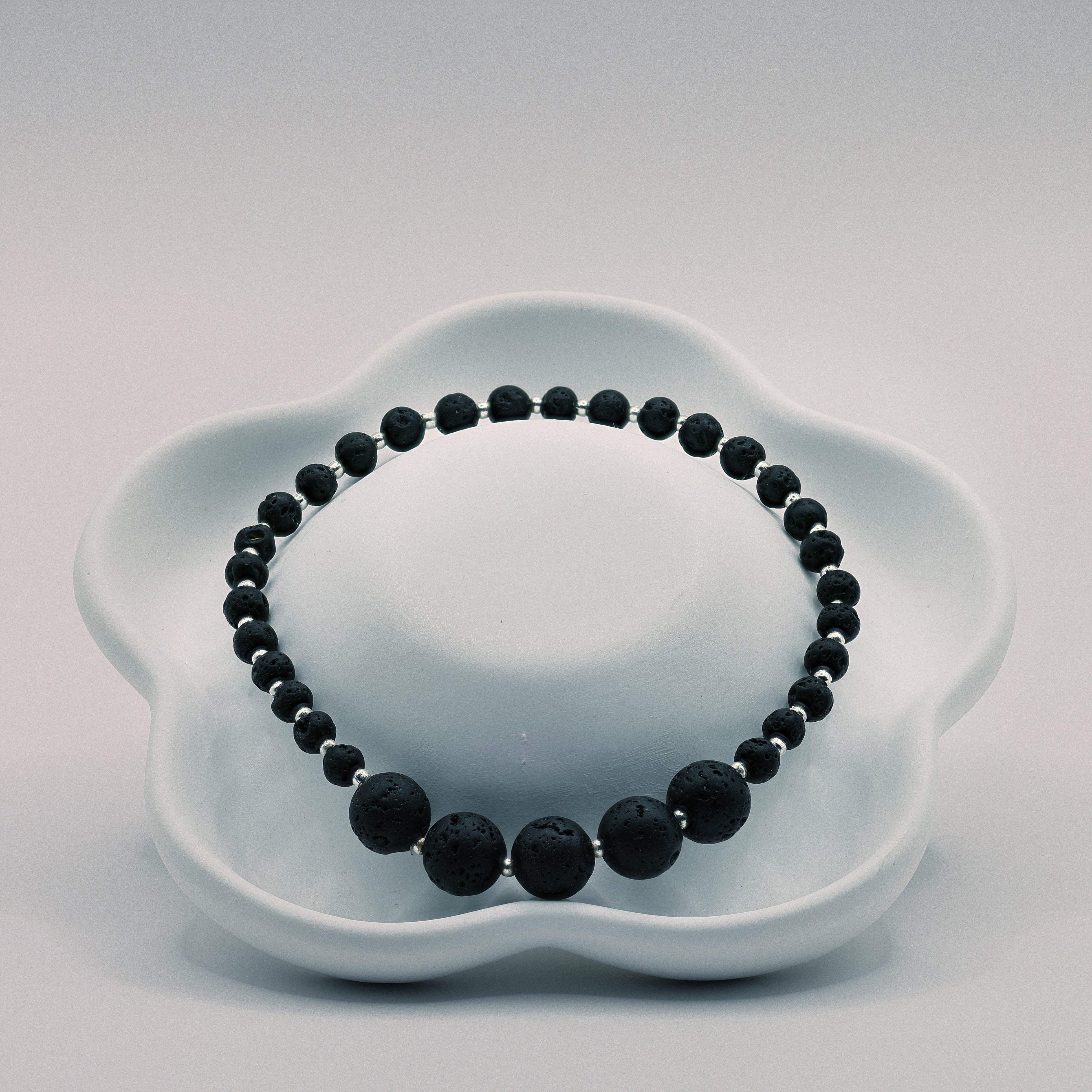 Lavastein-Armband mit 8-mm-Kugeln und Edelstahl-Spacern, elastisch