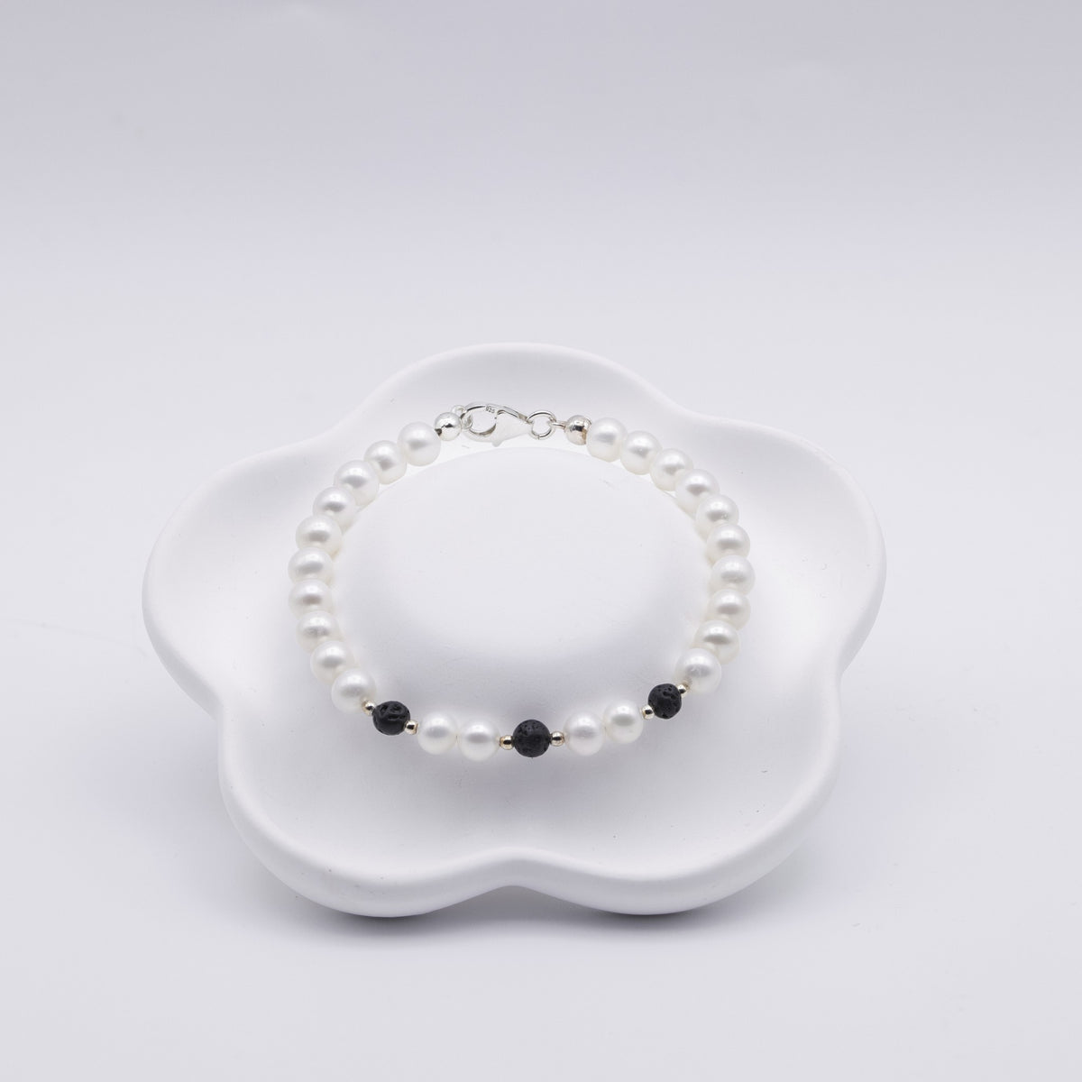 Süsswasserperlen Armband mit schwarzen Akzenten | 925 Sterling Silber