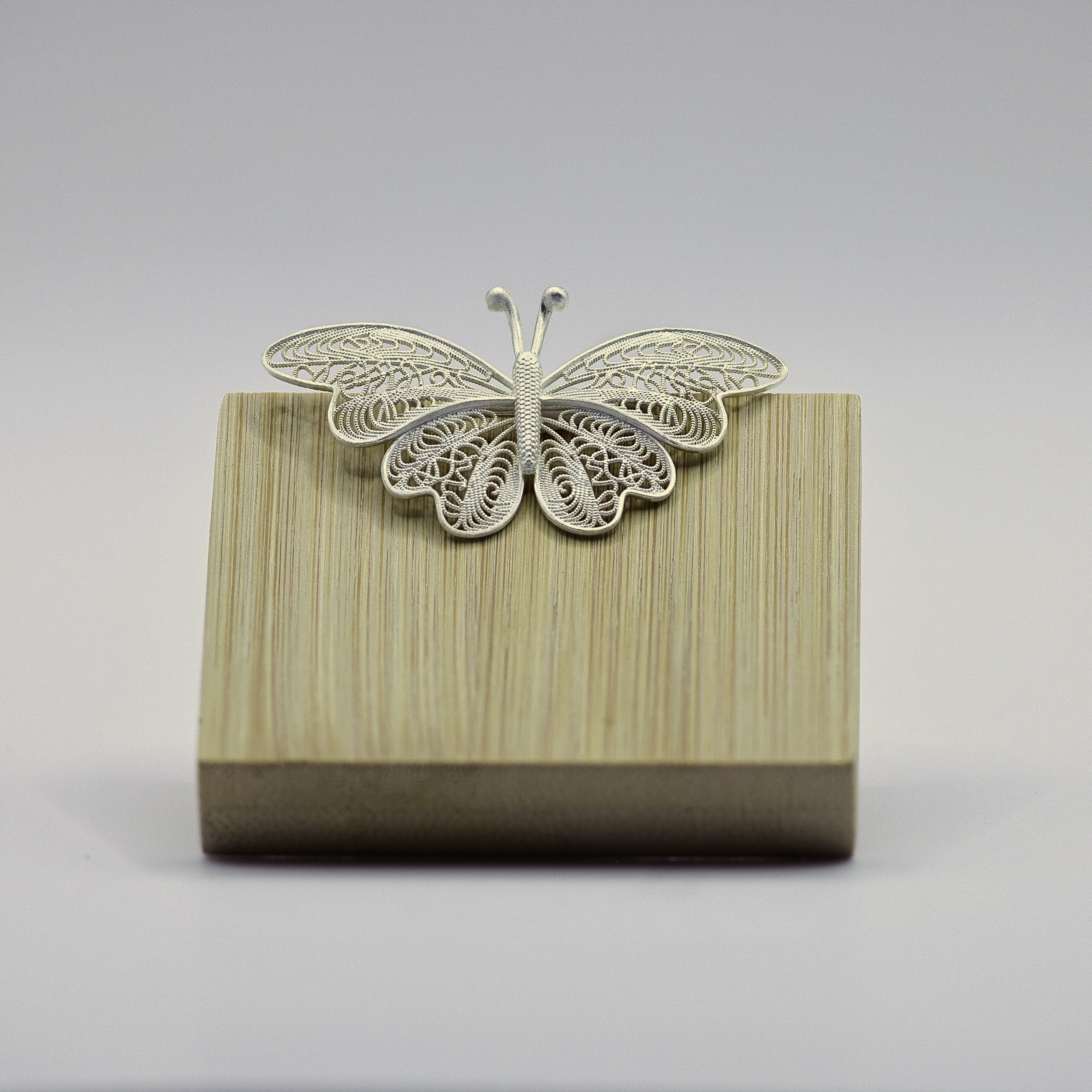 Schmetterling-Brosche aus rhodiniertem Silber mit filigran durchbrochenen Fluegeln