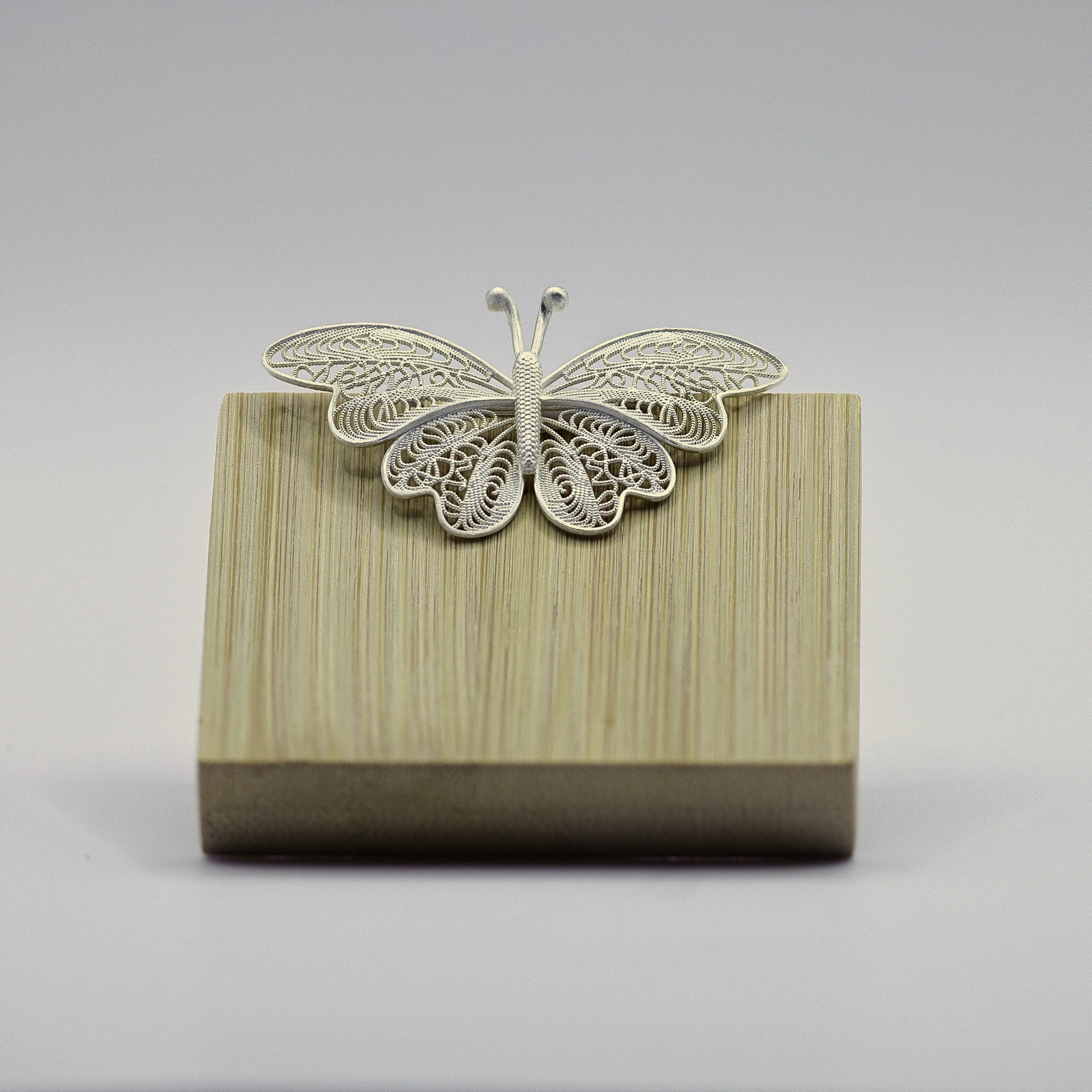 Schmetterling-Brosche aus rhodiniertem Silber mit filigran durchbrochenen Fluegeln