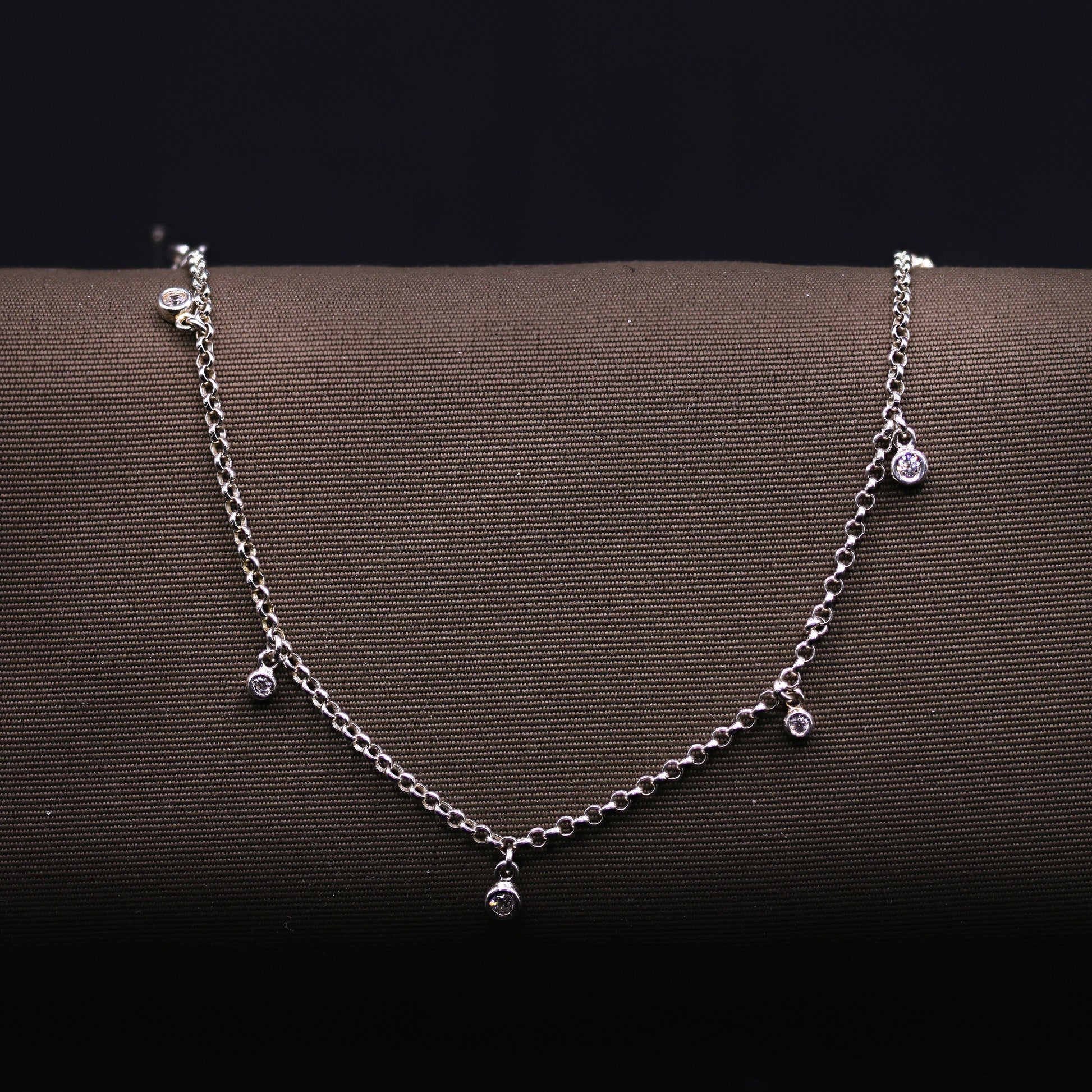 Zirkonia-Fusskette mit sieben Steinen in Luenetten-Fassung, 925 Sterling Silber Ankerkette