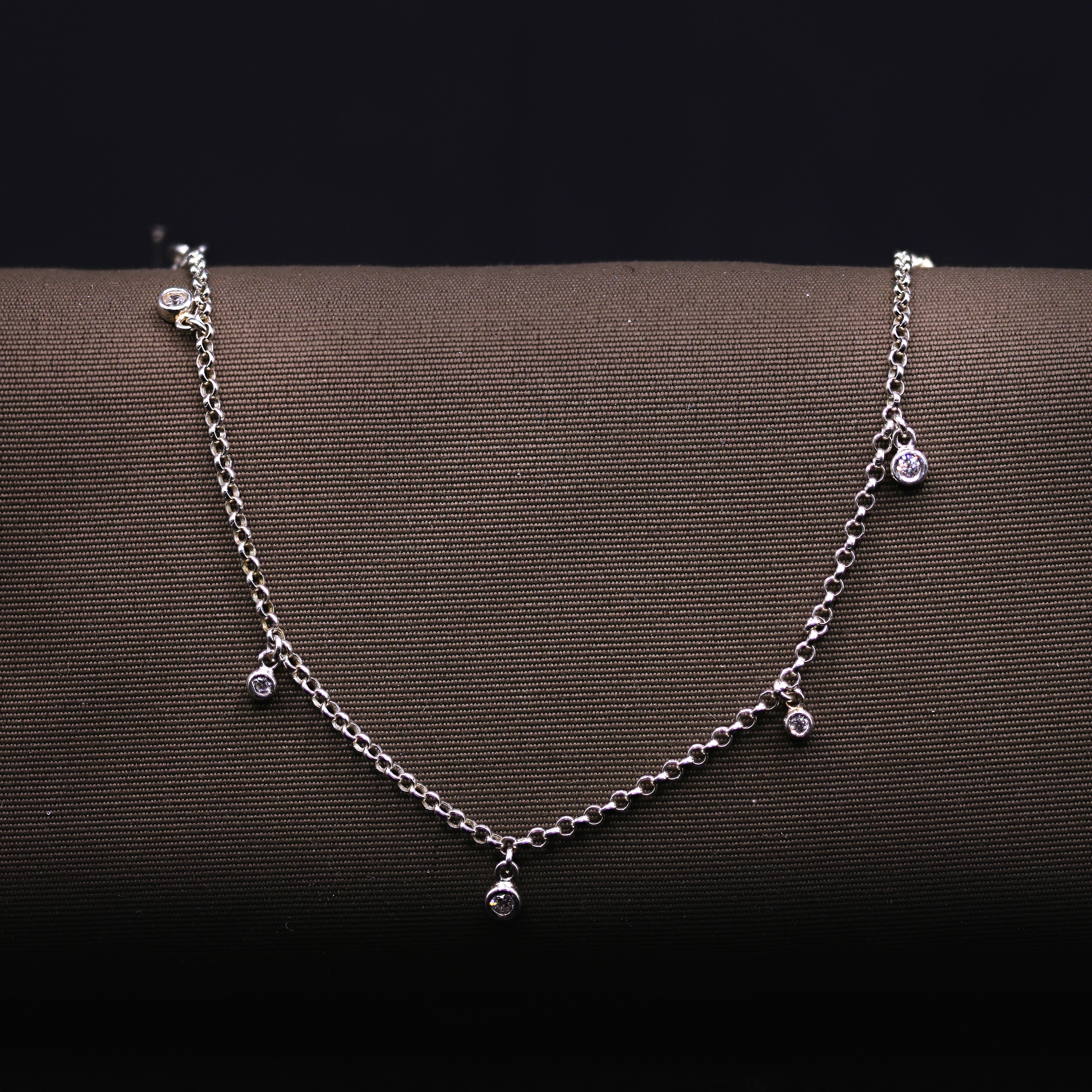 Zirkonia-Fusskette mit sieben Steinen in Luenetten-Fassung, 925 Sterling Silber Ankerkette