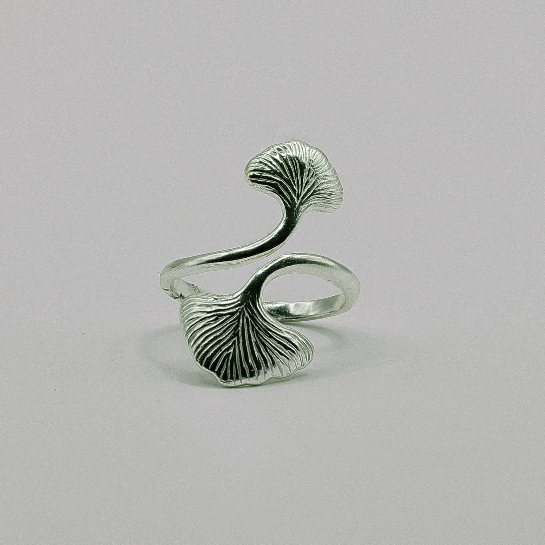 Ginkgo-Ring aus 925 Sterling Silber mit zwei detaillierten Blättern in Fächerform, offene Ringform