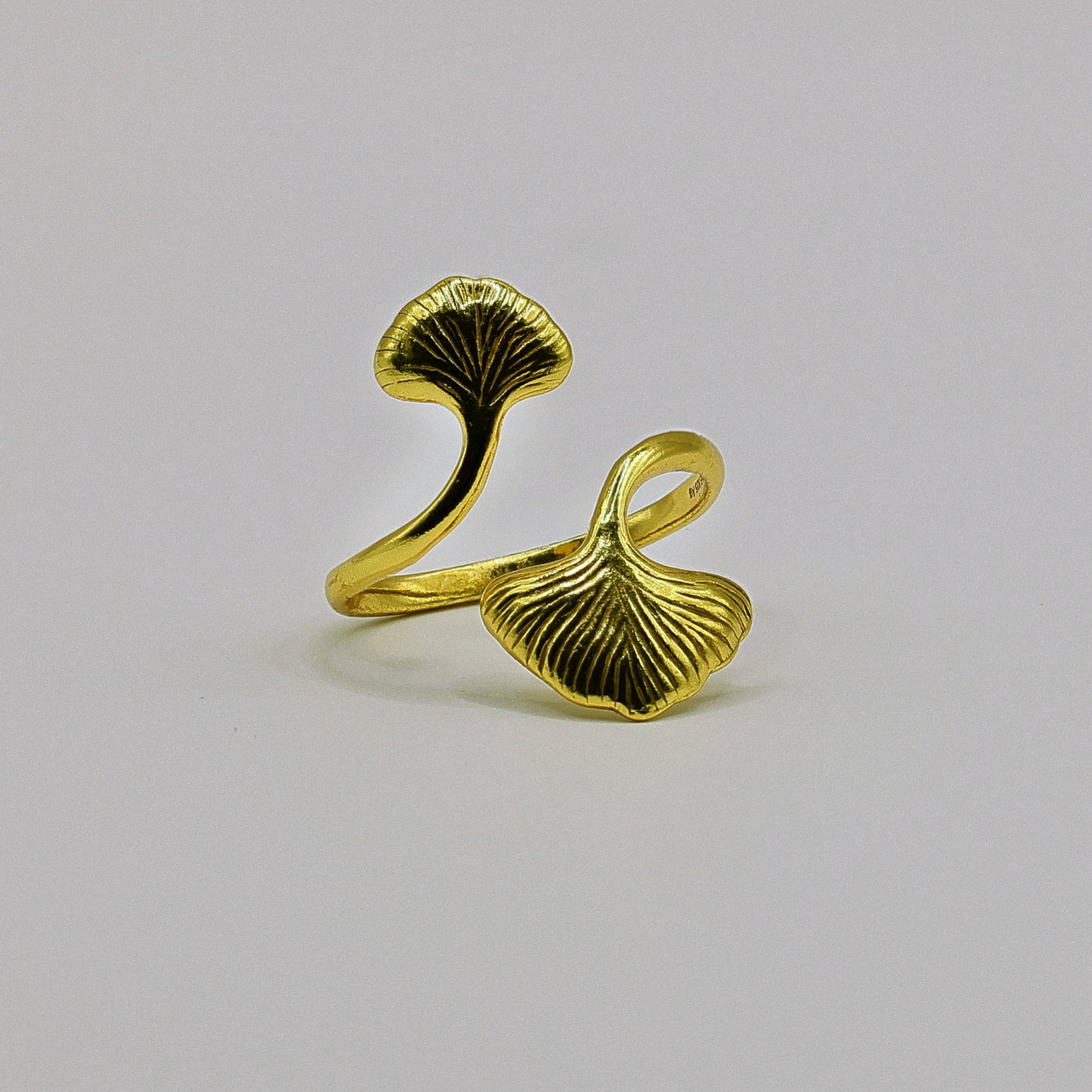 Silbervergoldeter Ginkgo Ring mit zwei Blaettern und offener Fassung