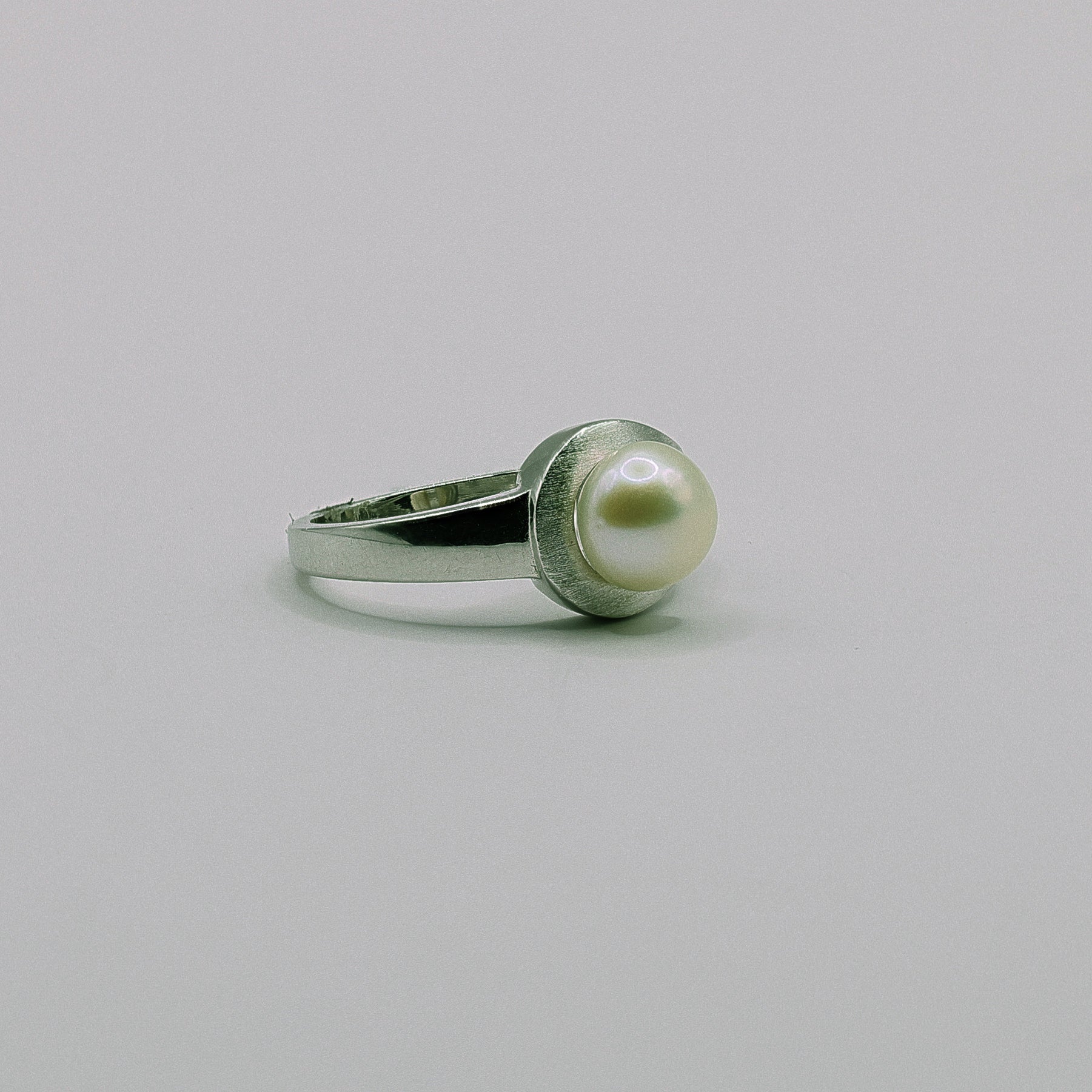 Suesswasserperlen-Ring aus 925 Sterling Silber mit weisser 8-mm-Perle auf glatter Silberschiene