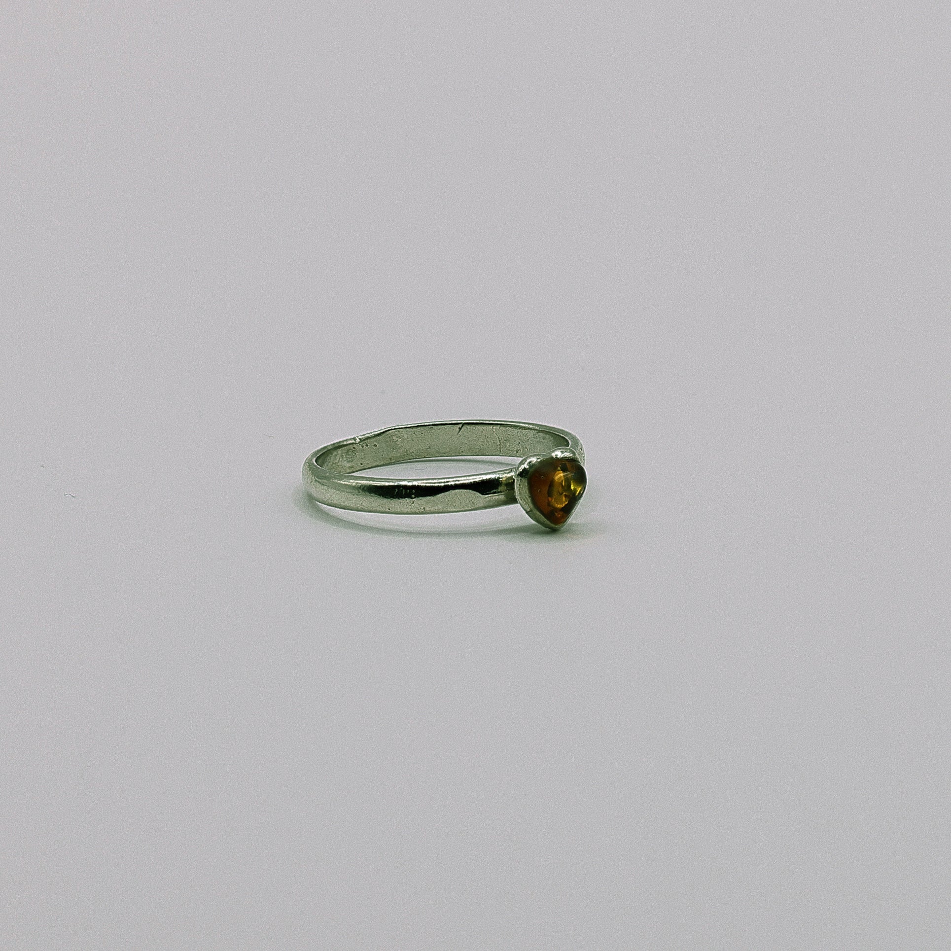 Bernstein-Herz-Ring aus 925 Sterling Silber mit honigfarbenem Cabochon