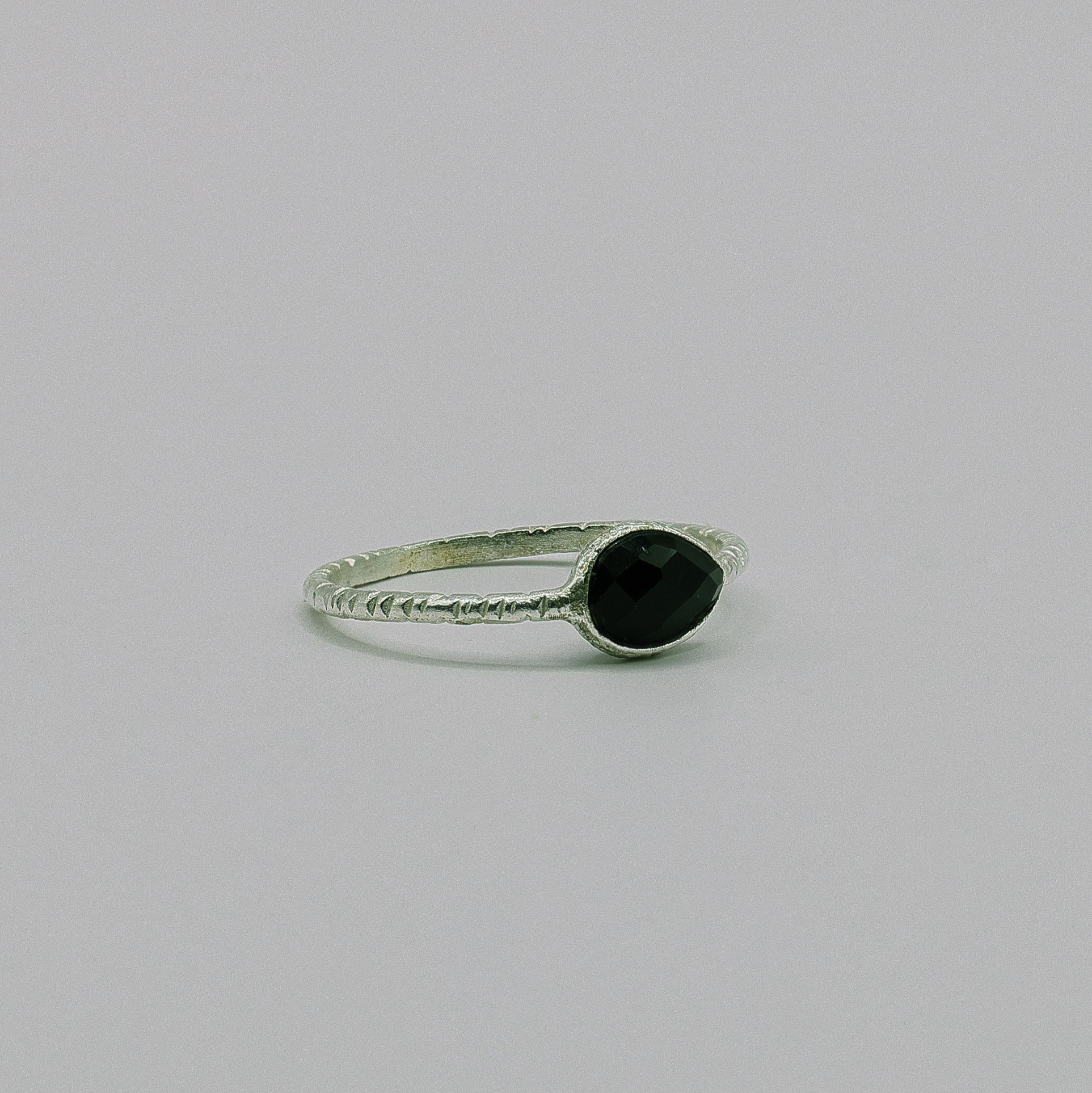 Onyx Ring Marquise mit facettiertem schwarzem Stein auf fein gedrehter 925 Sterling Silber Schiene