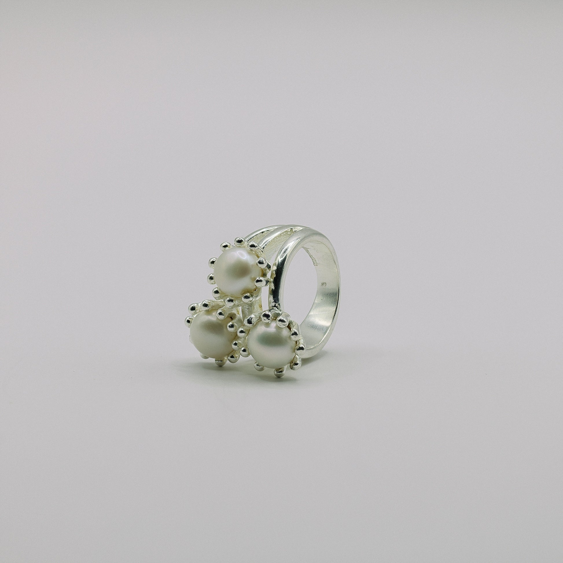 Süsswasserperlen-Cluster-Ring mit drei 8-mm-Perlen in Blütenform, 925 Sterling Silber mit Granulation