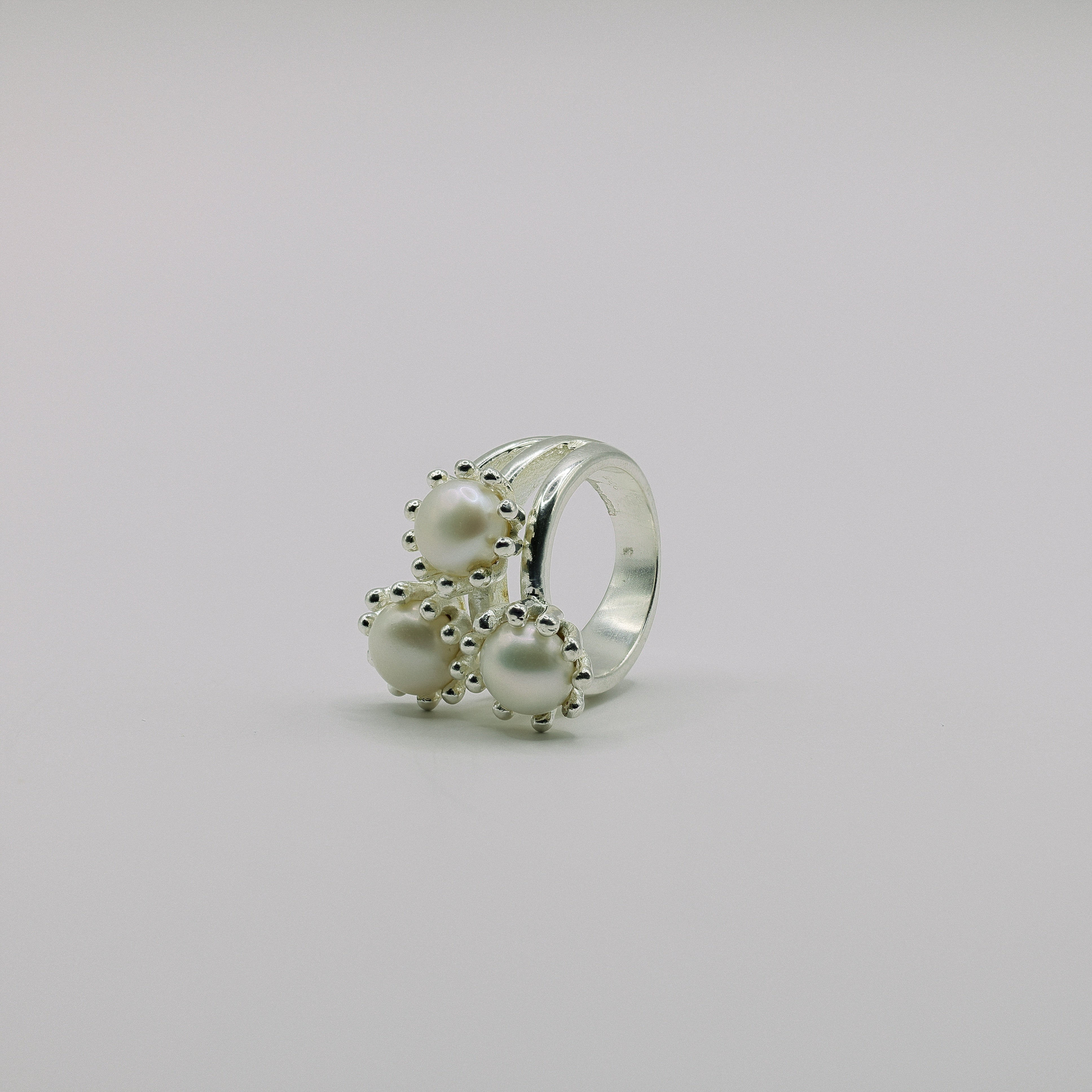 Süsswasserperlen-Cluster-Ring mit drei 8-mm-Perlen in Blütenform, 925 Sterling Silber mit Granulation