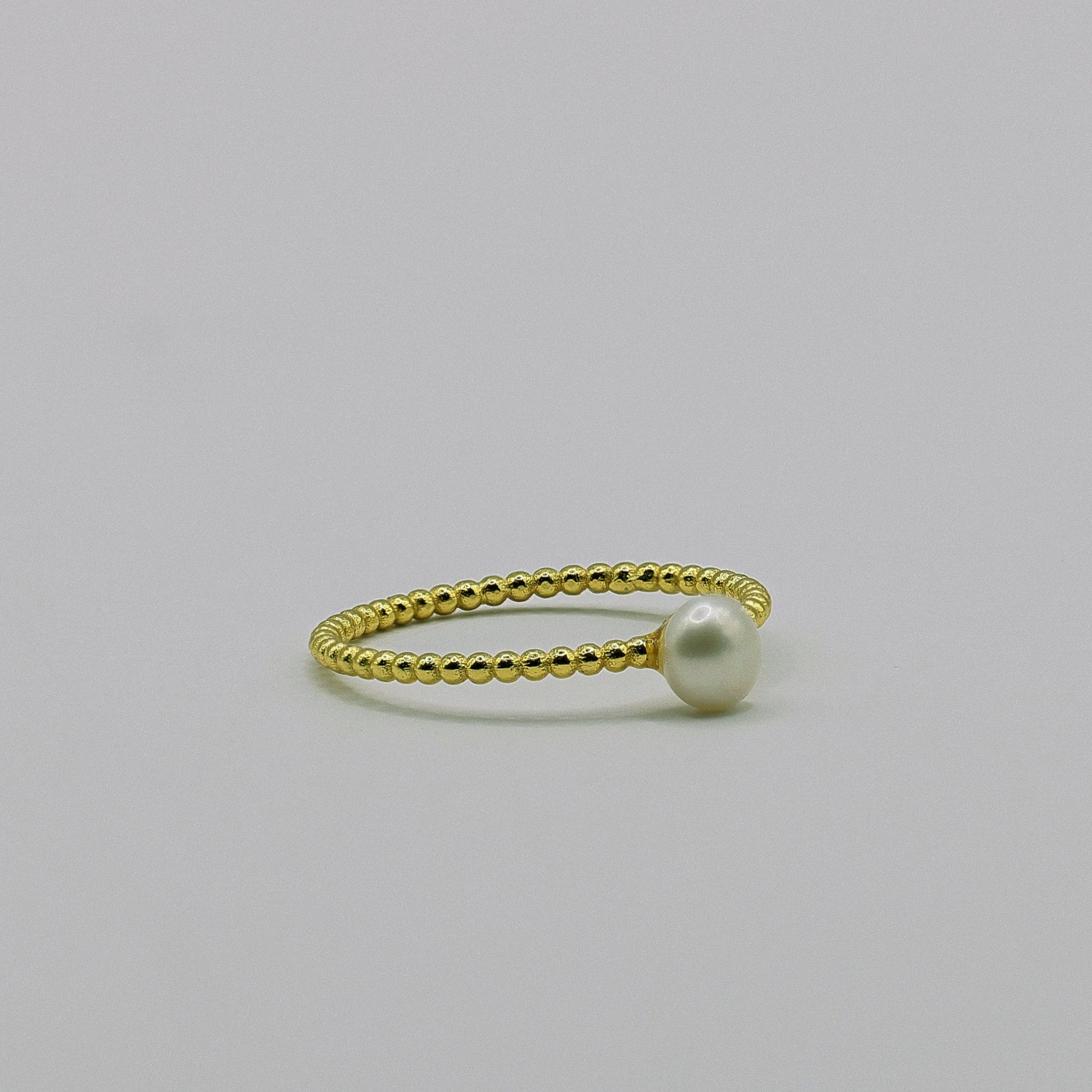 Beaded Ring aus vergoldetem 925 Sterling Silber mit weisser Suessswasserperle