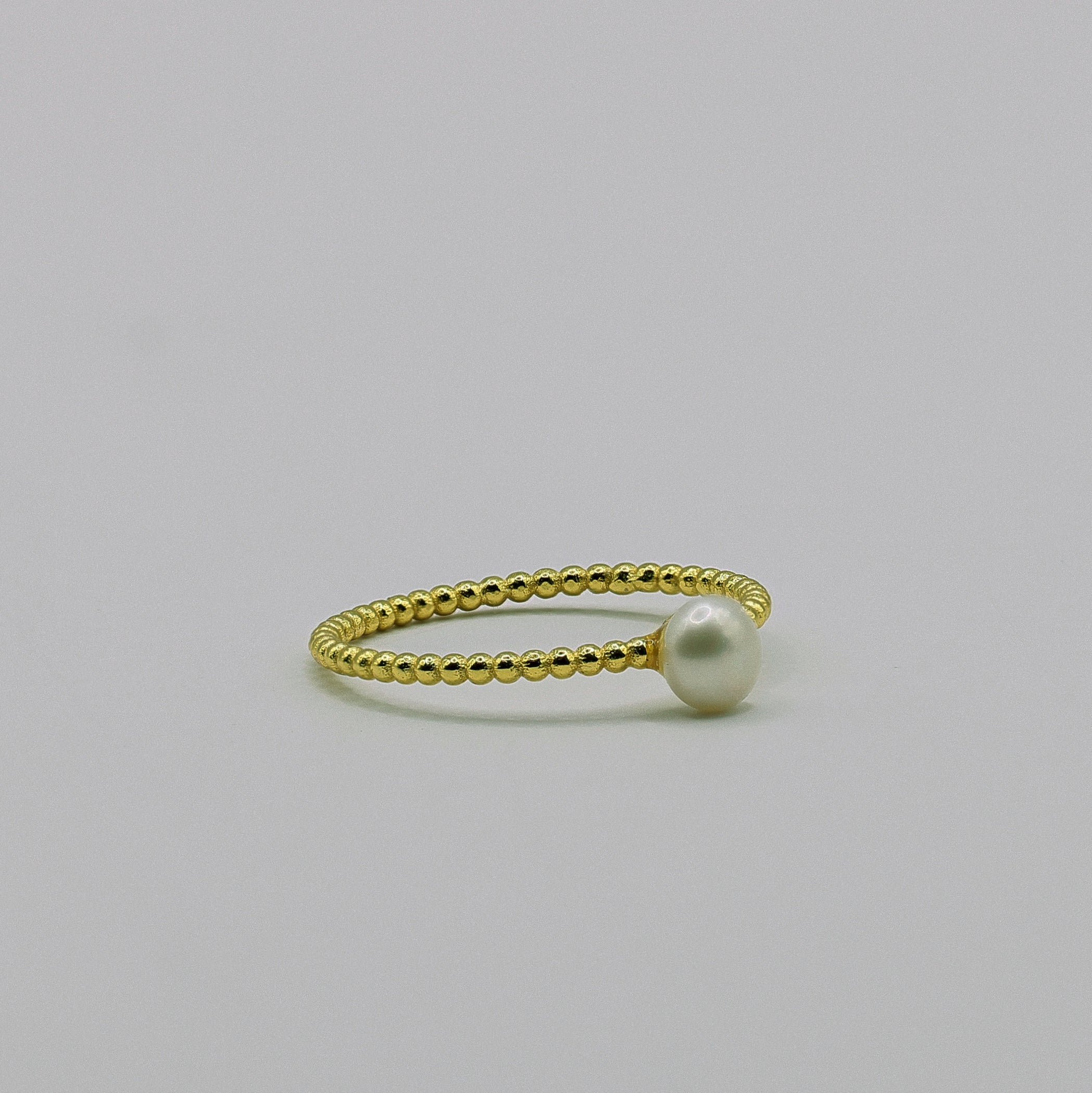 Beaded Ring aus vergoldetem 925 Sterling Silber mit weisser Suessswasserperle