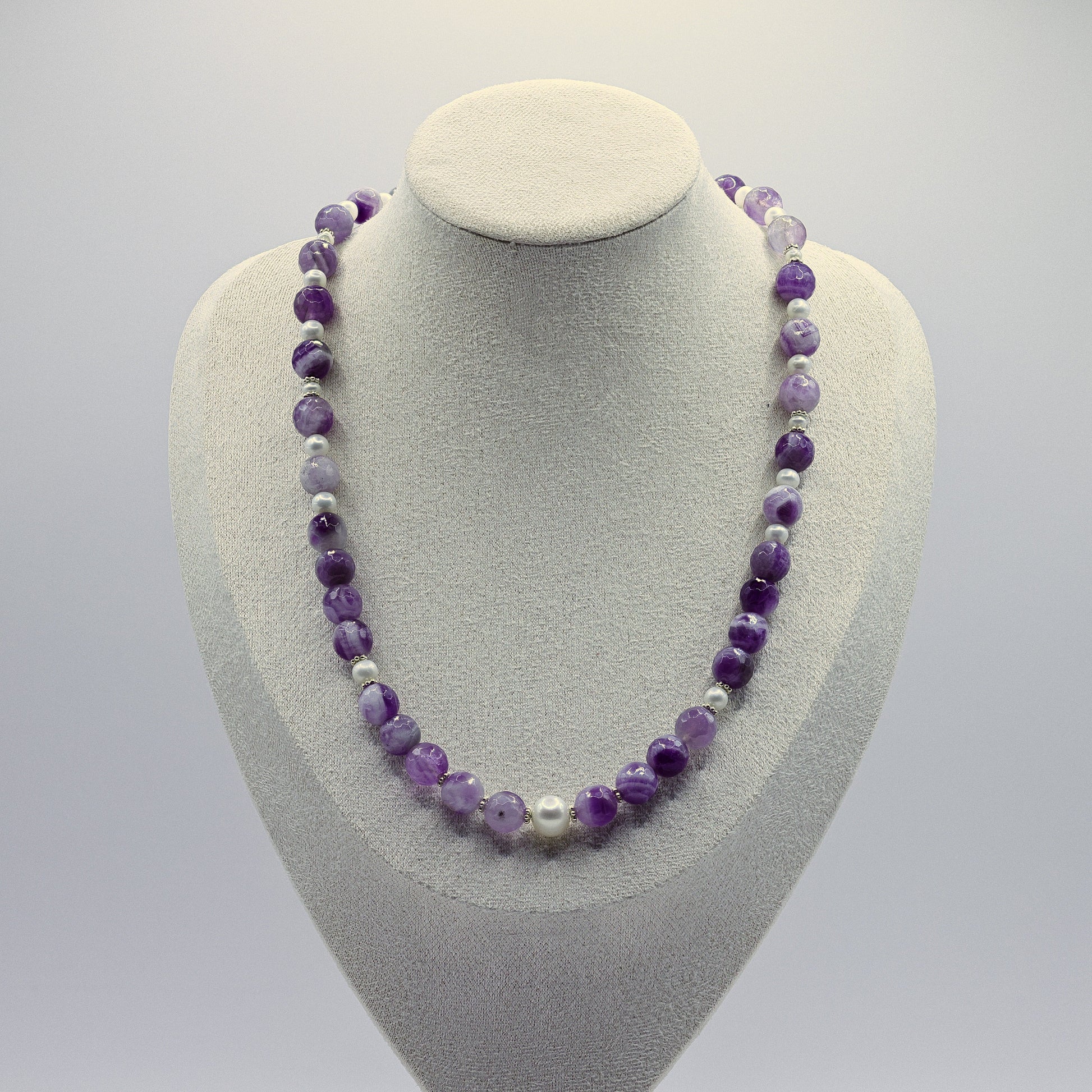 Amethyst-Halskette mit weissen Suesswasserperlen und 925-Silber-Verschluss, lavendelviolette matt geschliffene Kugeln