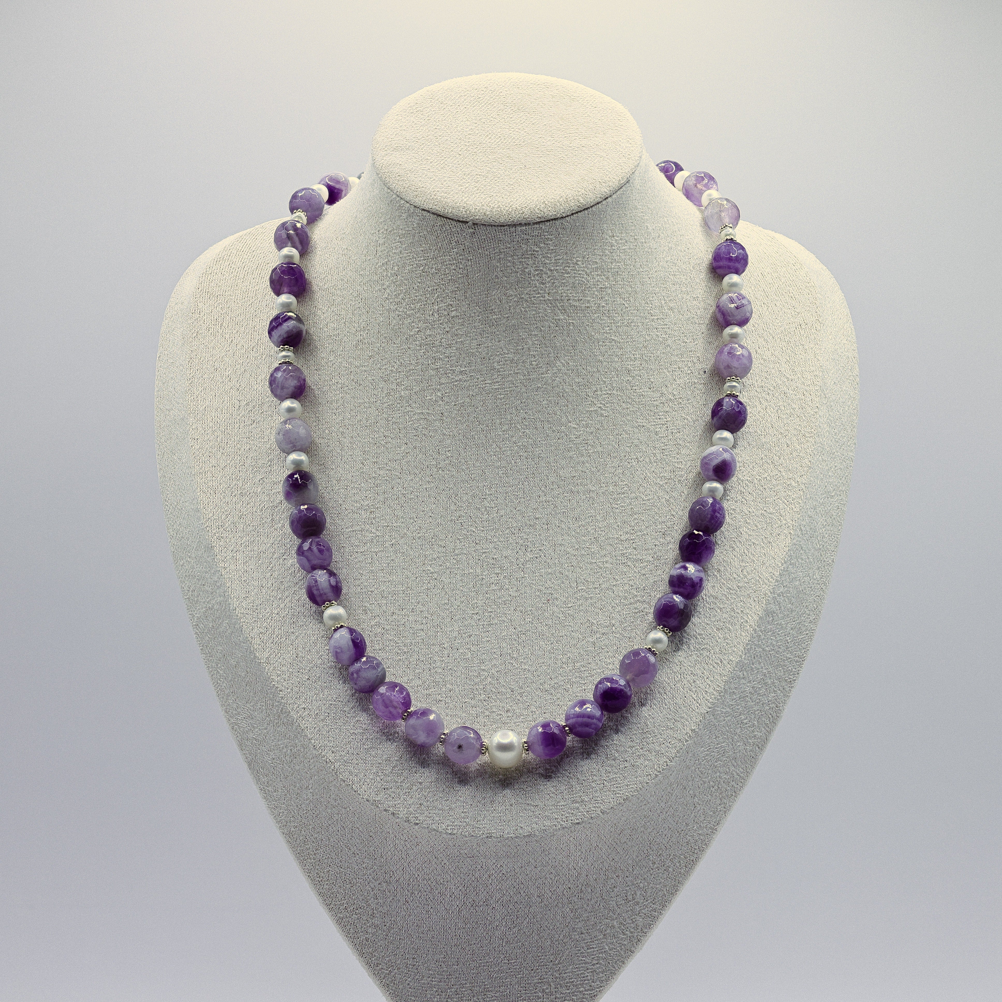 Amethyst-Halskette mit weissen Suesswasserperlen und 925-Silber-Verschluss, lavendelviolette matt geschliffene Kugeln