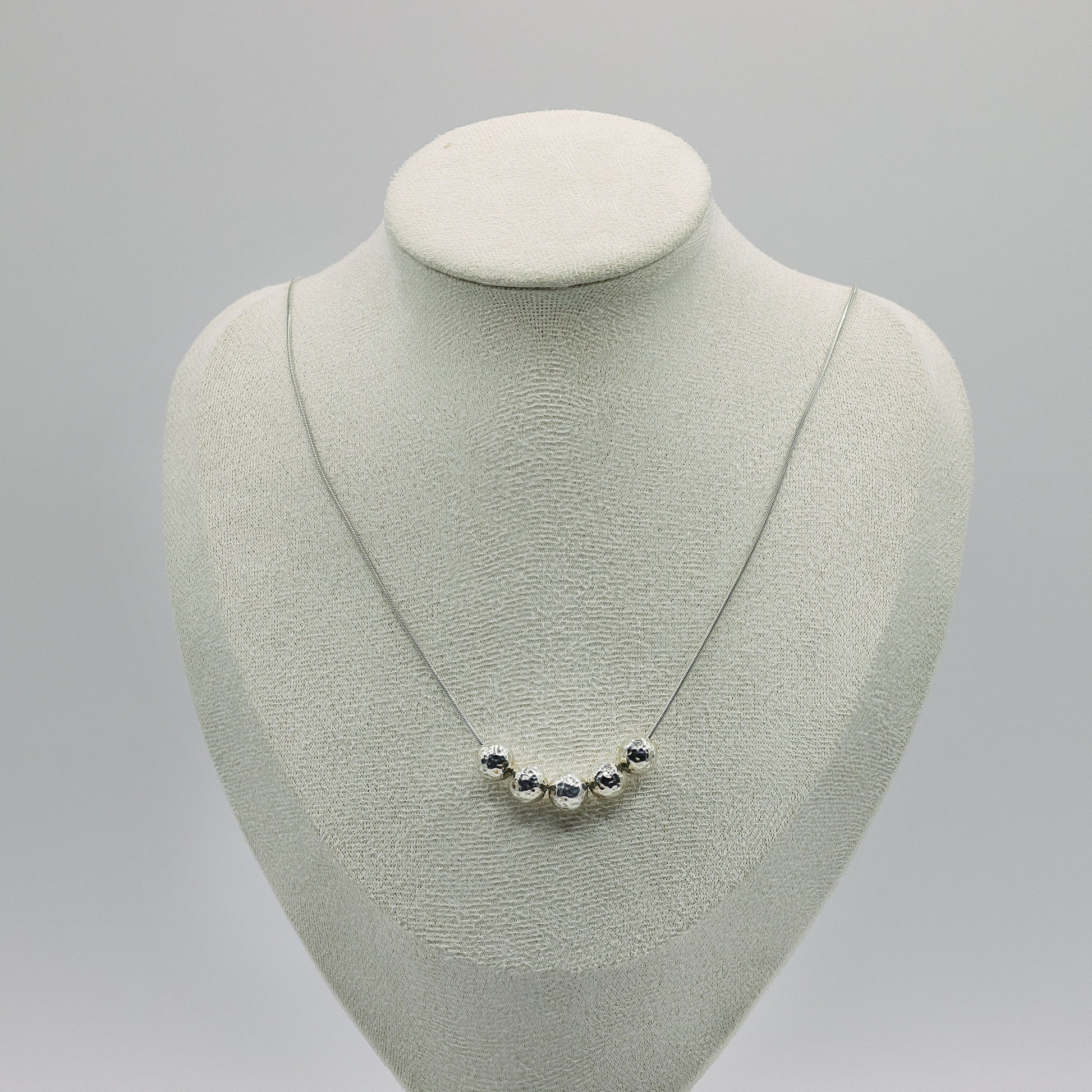 Silber-Halskette mit fünf gehämmerten Kugeln aus 925 Sterling Silber auf Schlangenkette