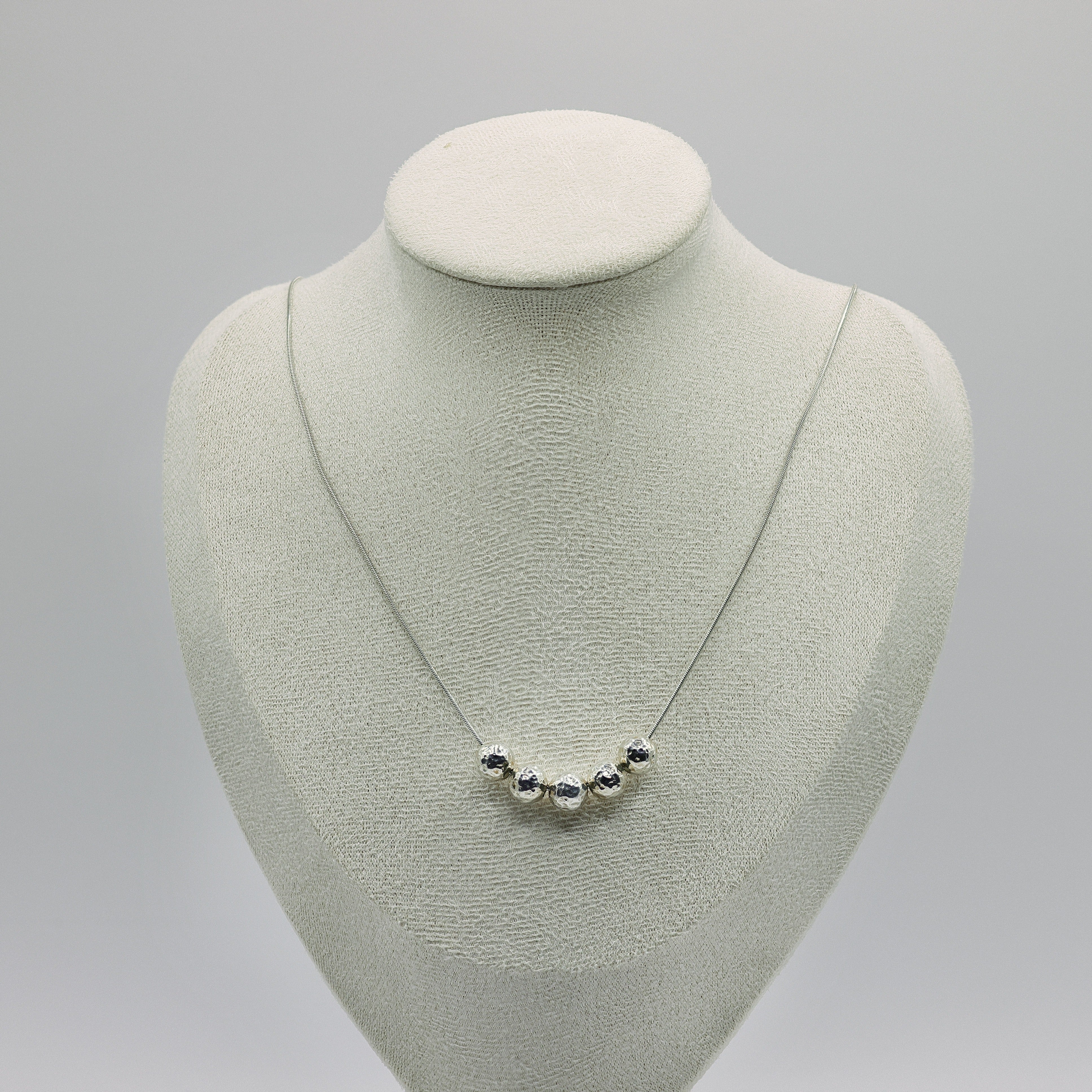 Silber-Halskette mit fünf gehämmerten Kugeln aus 925 Sterling Silber auf Schlangenkette