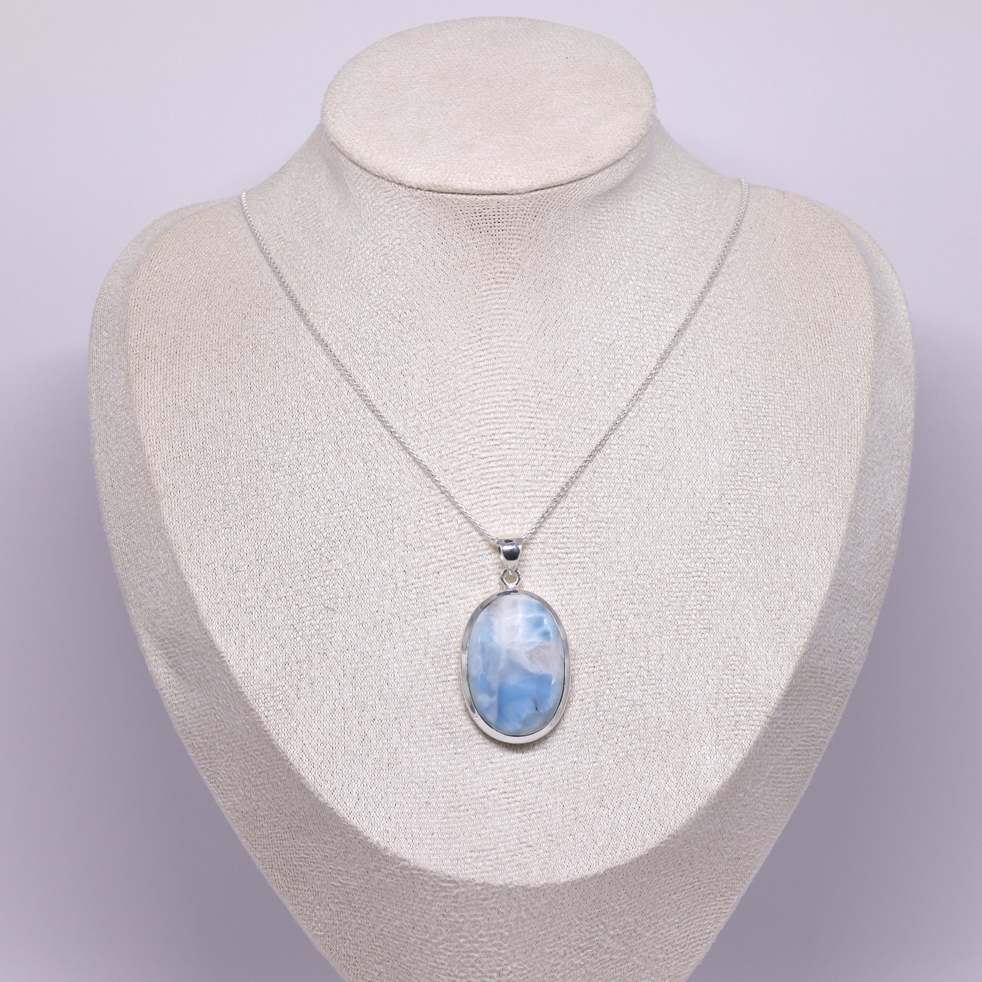 Larimar-Cabochon-Halskette, ovaler blauer Stein mit weissen Marmorierungen, 925er Silberfassung