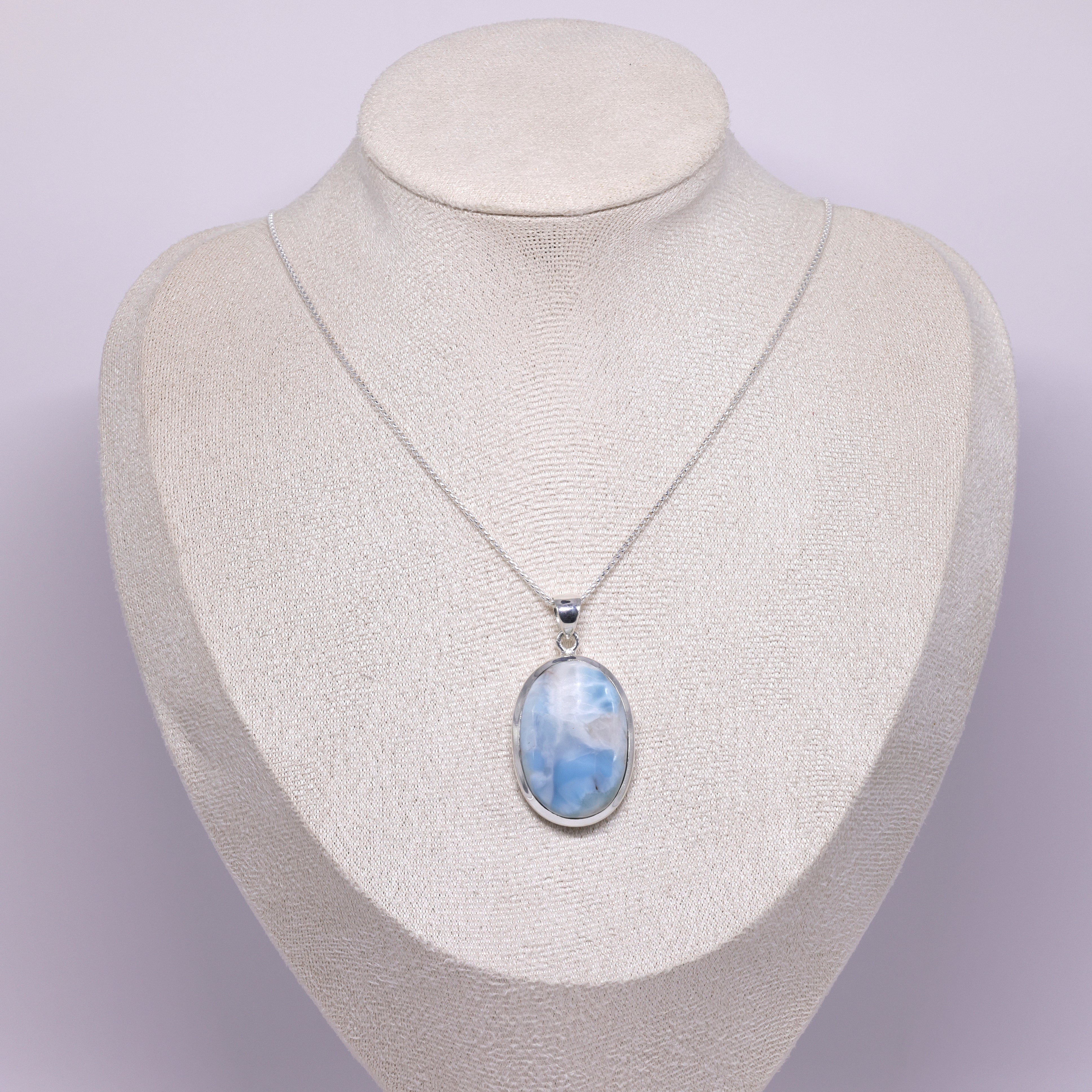 Larimar-Cabochon-Halskette, ovaler blauer Stein mit weissen Marmorierungen, 925er Silberfassung