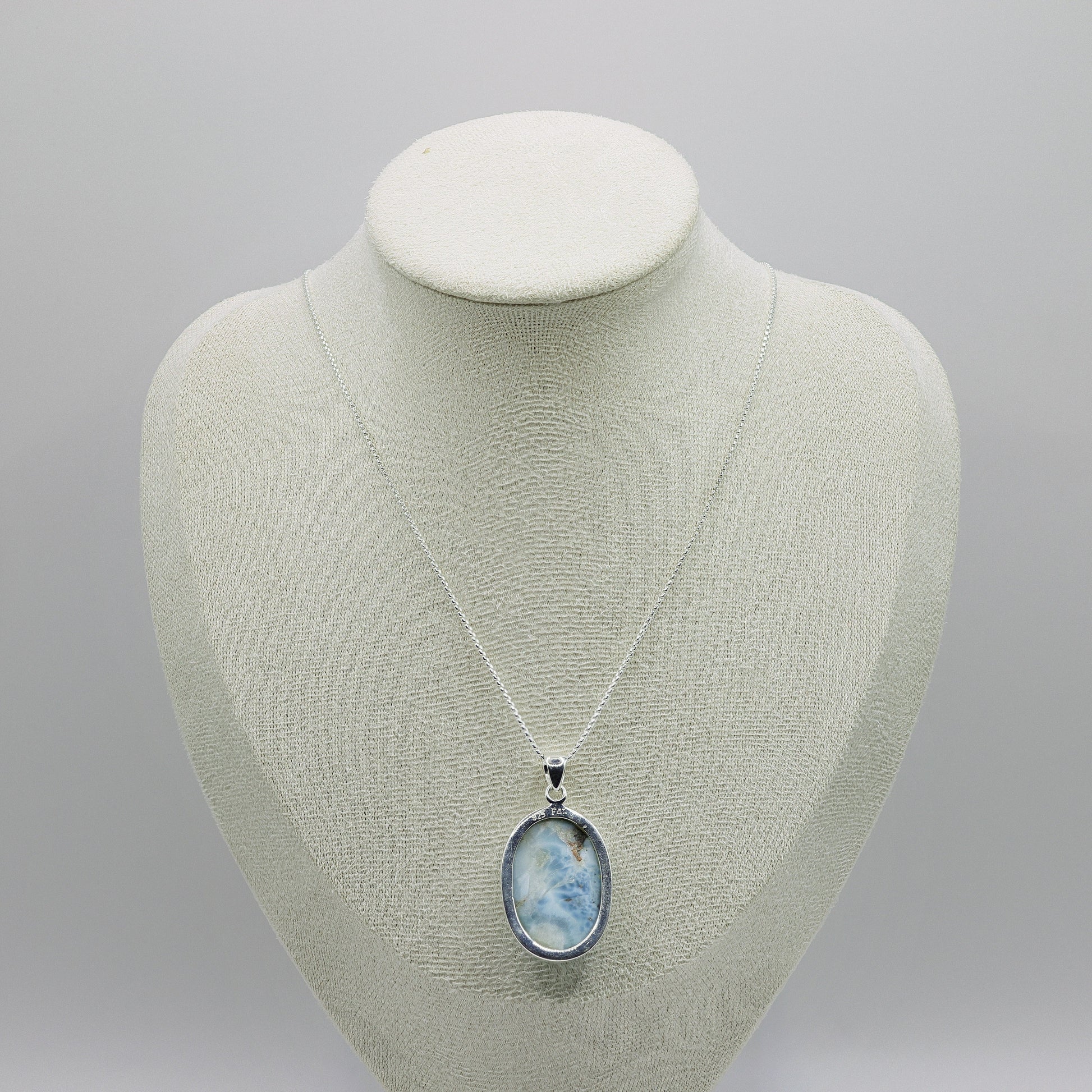 Larimar-Cabochon-Halskette, ovaler blauer Stein mit weissen Marmorierungen, 925er Silberfassung