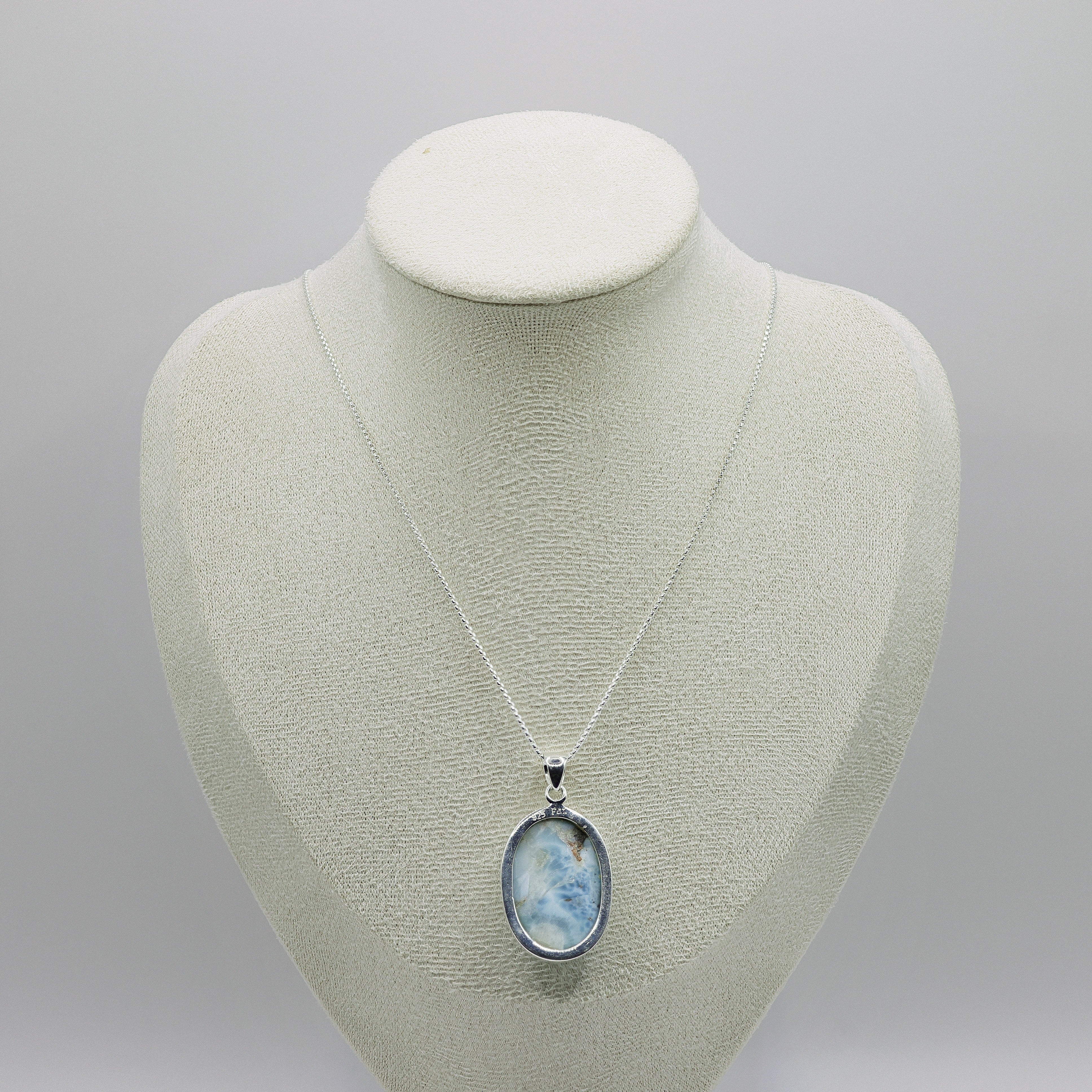 Larimar-Cabochon-Halskette, ovaler blauer Stein mit weissen Marmorierungen, 925er Silberfassung