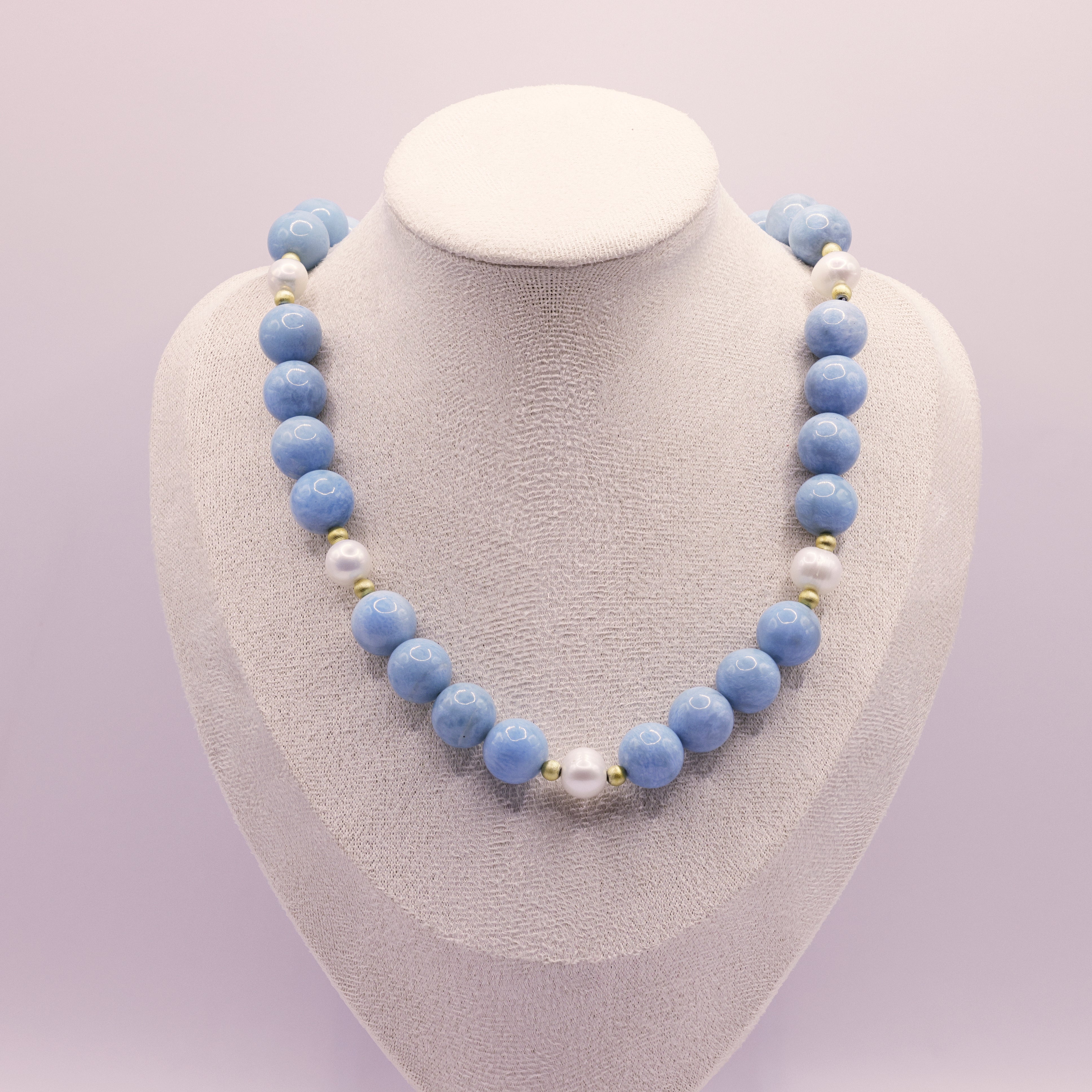 Larimar Statement Halskette mit hellblauen Kugeln, Süsswasserperlen und vergoldetem Knebelverschluss aus 925 Sterling Silber