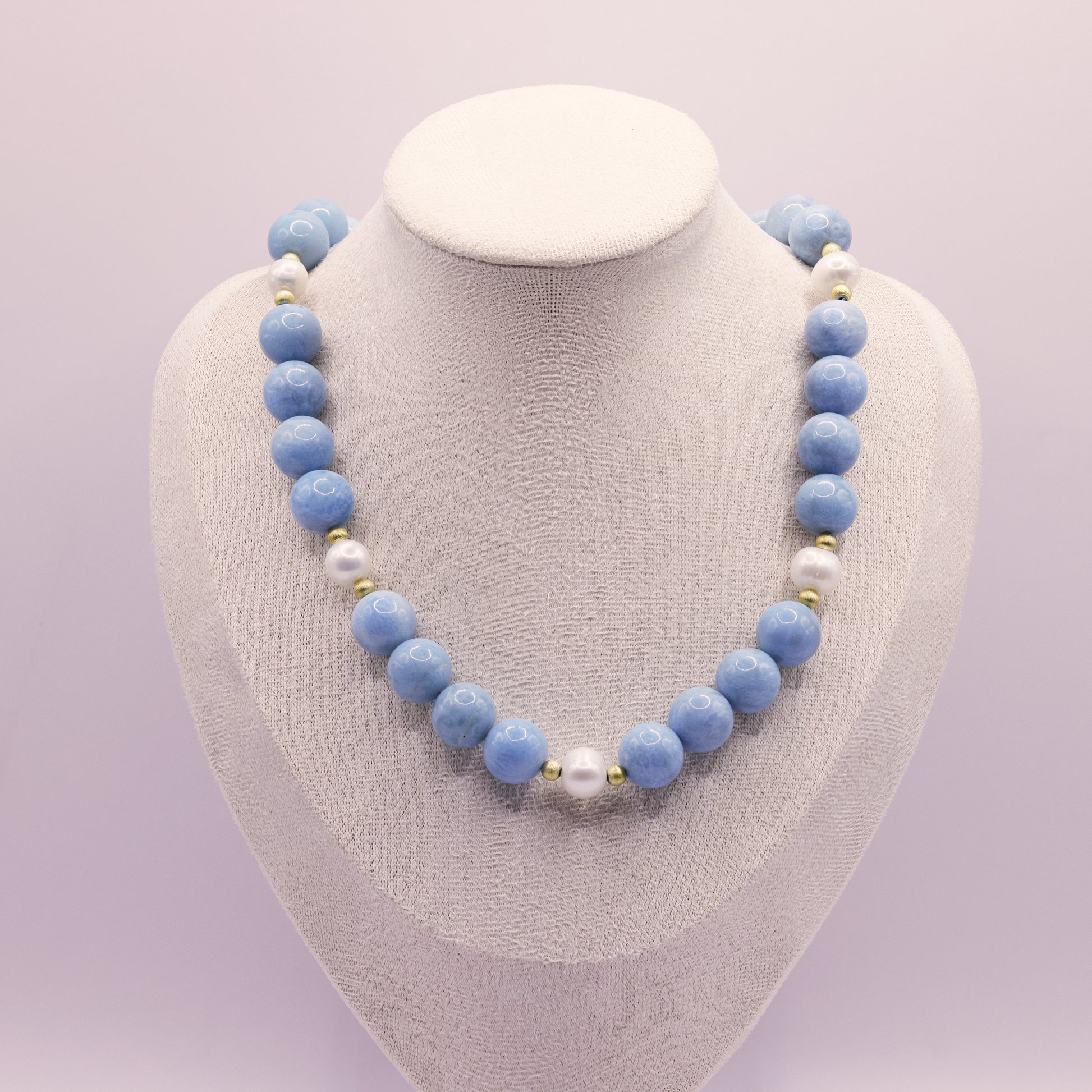 Larimar Statement Halskette mit hellblauen Kugeln, Süsswasserperlen und vergoldetem Knebelverschluss aus 925 Sterling Silber